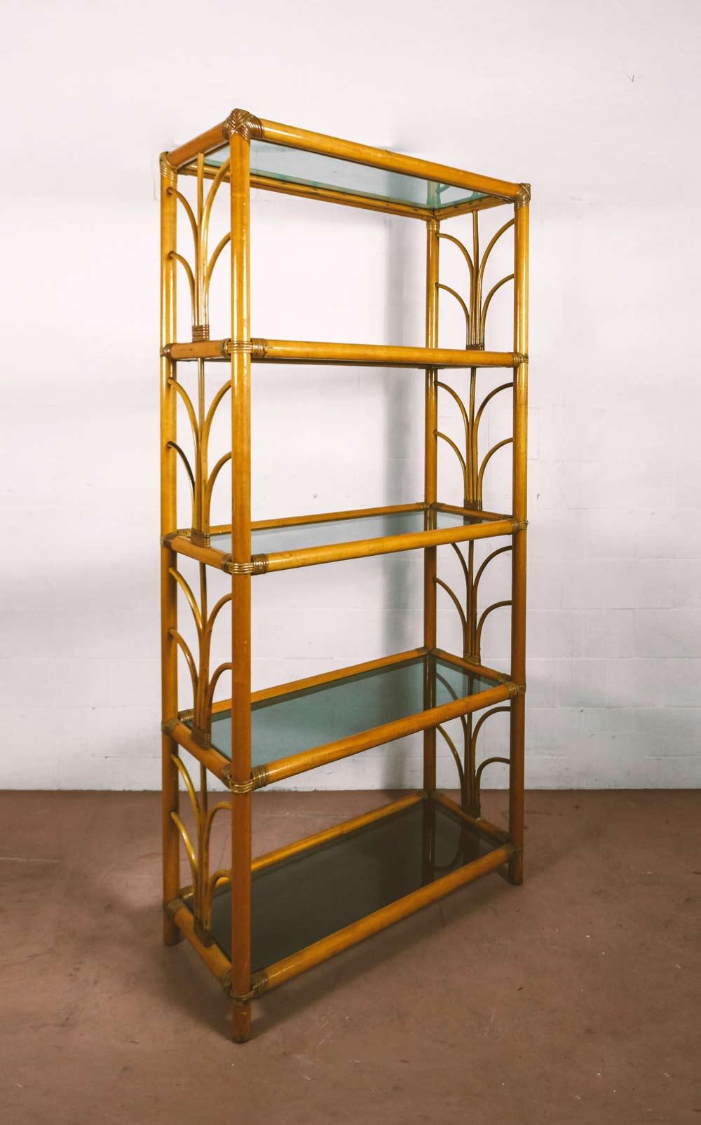 Bamboo bookcase with glass shelves, 1980s In Good Condition For Sale In Roma, RM