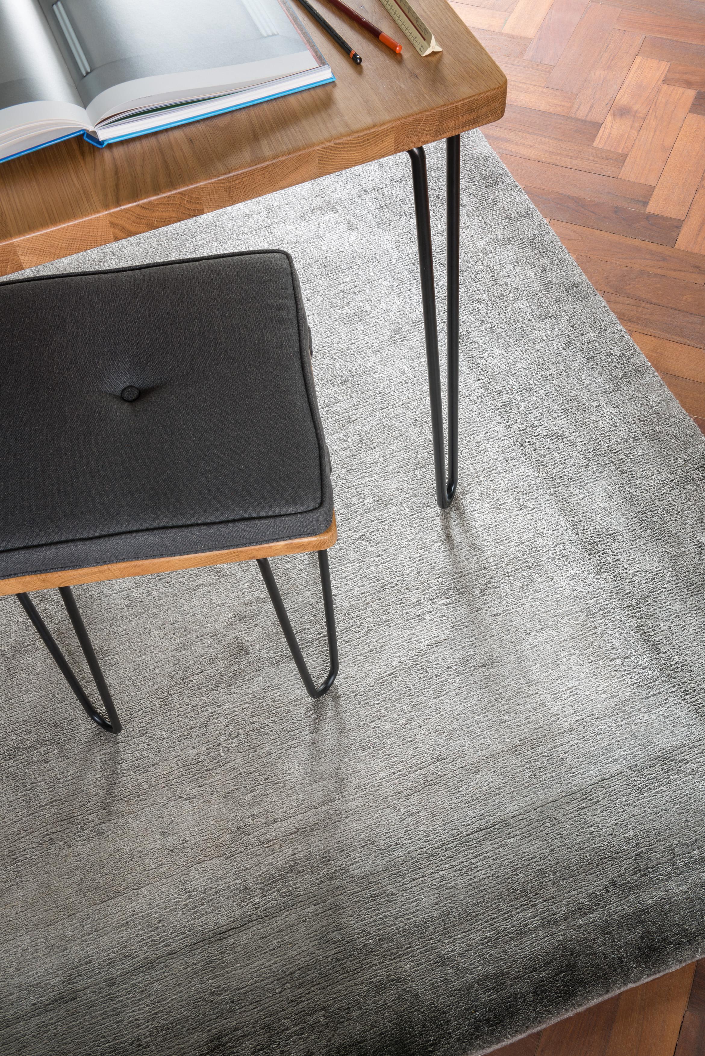 Caratterizzato da un bordo ombré che sfuma verso il centro, Bamboo Border Charcoal è realizzato con un nodo più grosso, per un prezzo accessibile. Famoso per la sua lucentezza simile alla seta, il filato di bambù è fresco al tatto e presenta