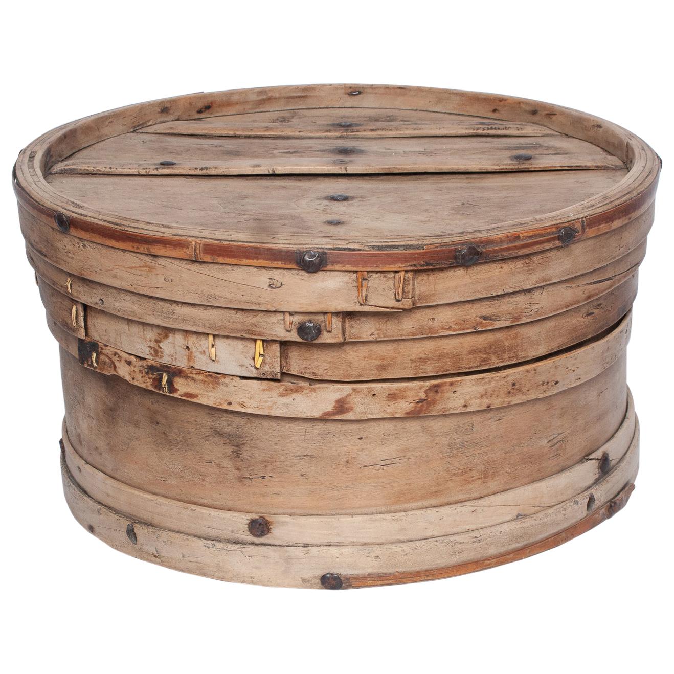 Boîte ancienne en bambou comme petite table en "Wabi-Sabi". en vente