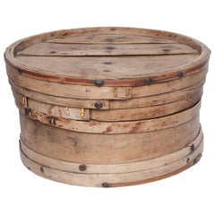 Vecchia scatola di bambù come tavolino in stile "Wabi-Sabi".