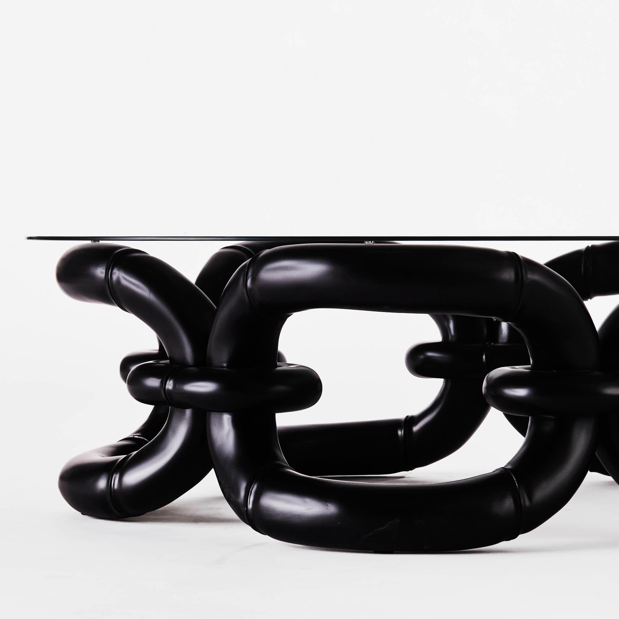 Mesa baja de bambú negro con tapa de cristal Filipino en venta
