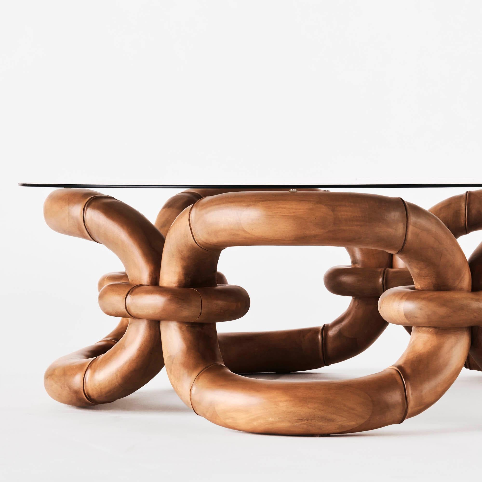 Base de madera tallada a mano inspirada en una antigua pulsera de oro que encontramos en un mercadillo hace años. Nos encantó la idea de sobredimensionar las dimensiones y estamos súper contentos con el resultado. Viene con una tapa de cristal