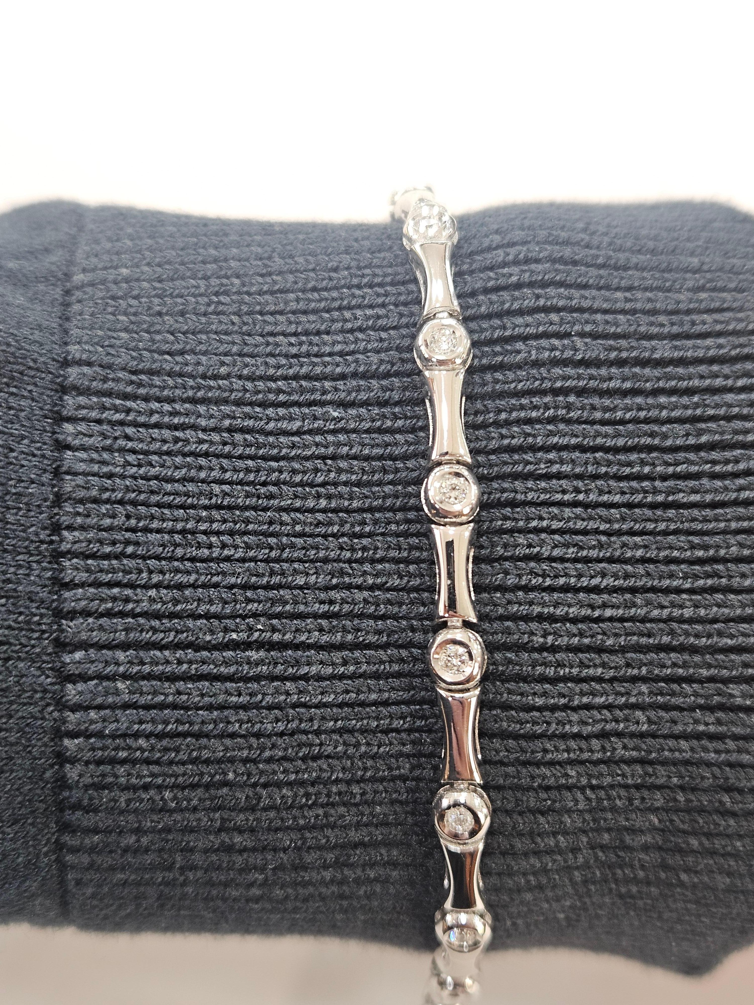 Moderno e comodo bracciale semirigido a forma di bambù e chatons, realizzato in oro bianco 18 carati. Con 15 diamanti naturali taglio brillante (circa 2,50 mm di diametro) del peso di 0,05 carati, peso totale 0,75 carati.
Chiarezza Vs1 e colore
