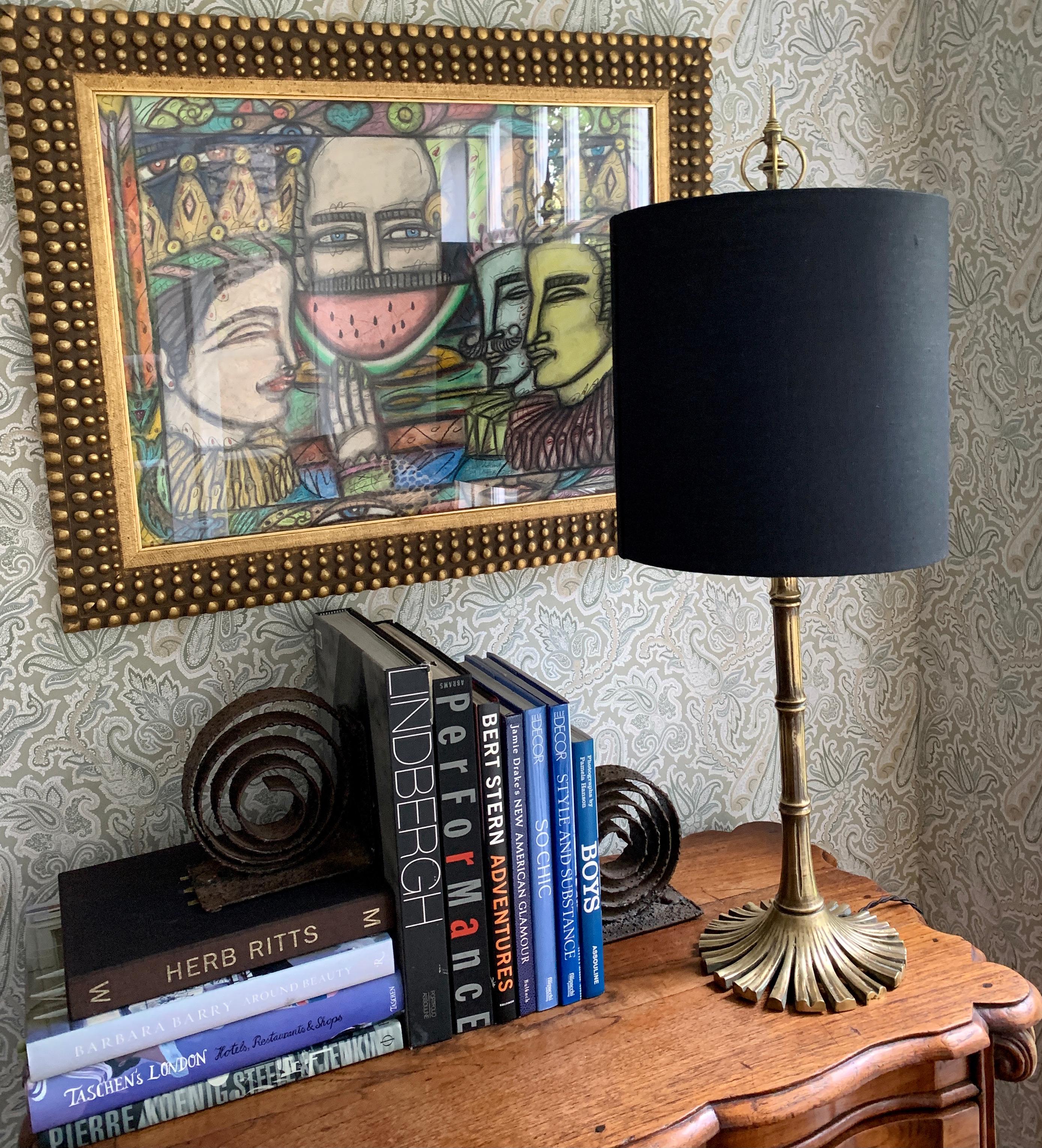 Une lampe Chapman en bambou ou canne en laiton. Une lampe étonnante du milieu du siècle, dont la tige est un faux bambou ou une canne avec une base évasée. Le fleuron de cette pièce est aussi impressionnant et exceptionnel que la lampe elle-même.