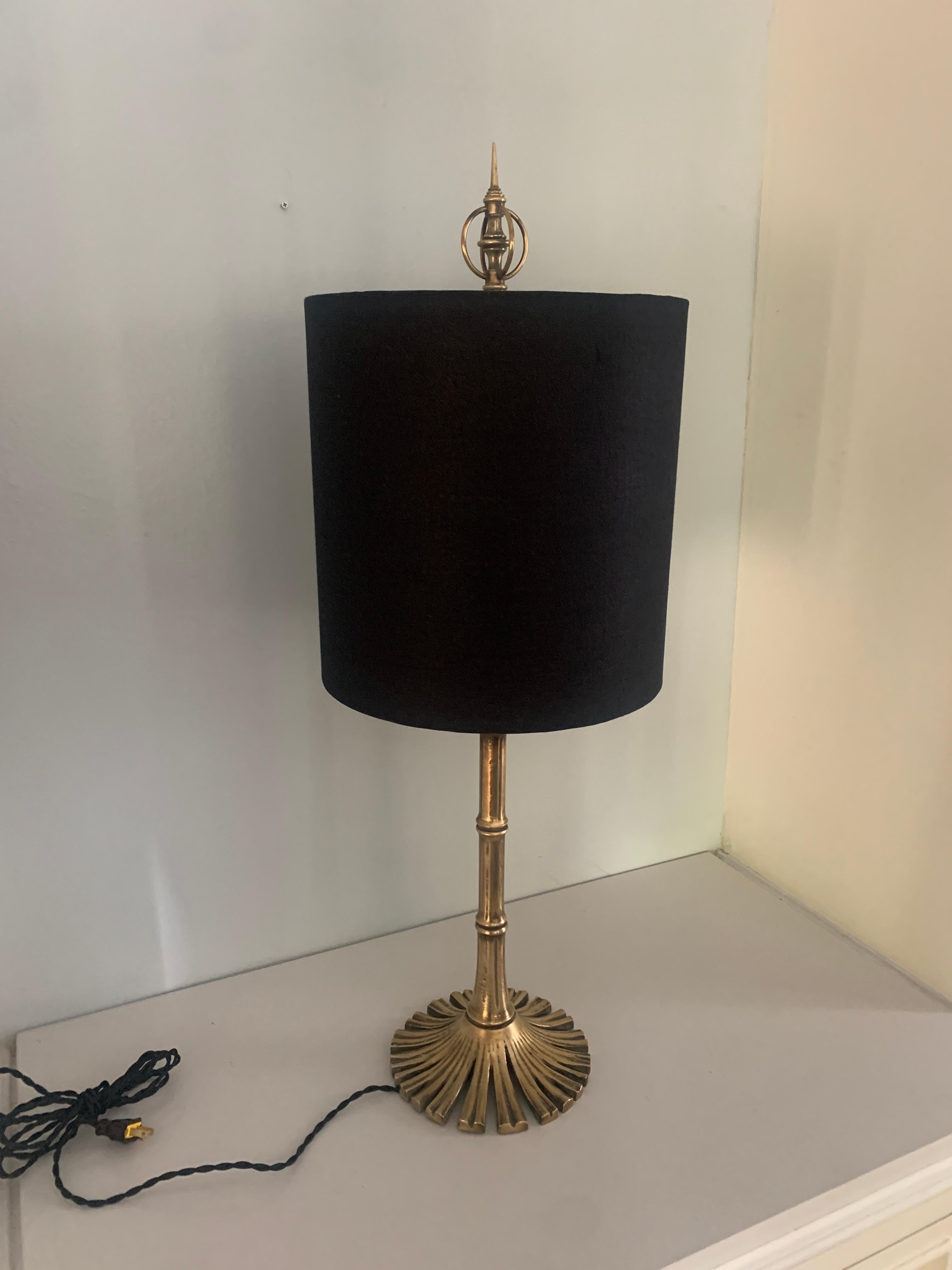 20ième siècle Lampe de bureau Chapman en laiton et bambou avec abat-jour en lin en vente