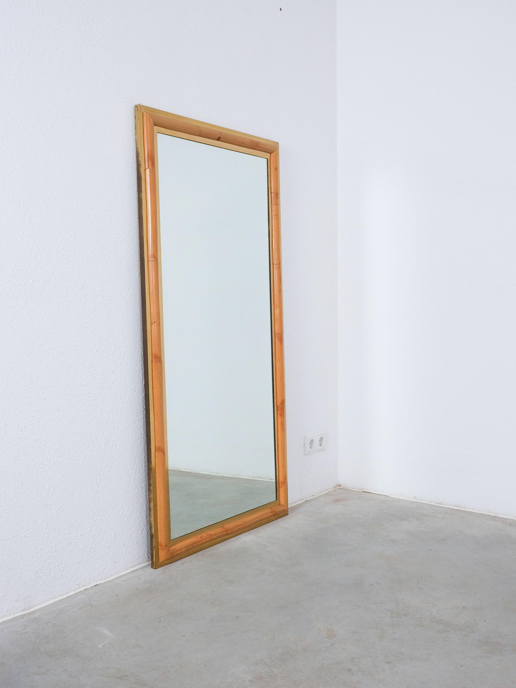 Specchio da parete a figura intera del Medioevo in ottone e bambù, Italia, anni '70

Elegante specchio che può essere appeso in verticale o in orizzontale. Le dimensioni sono 55,18