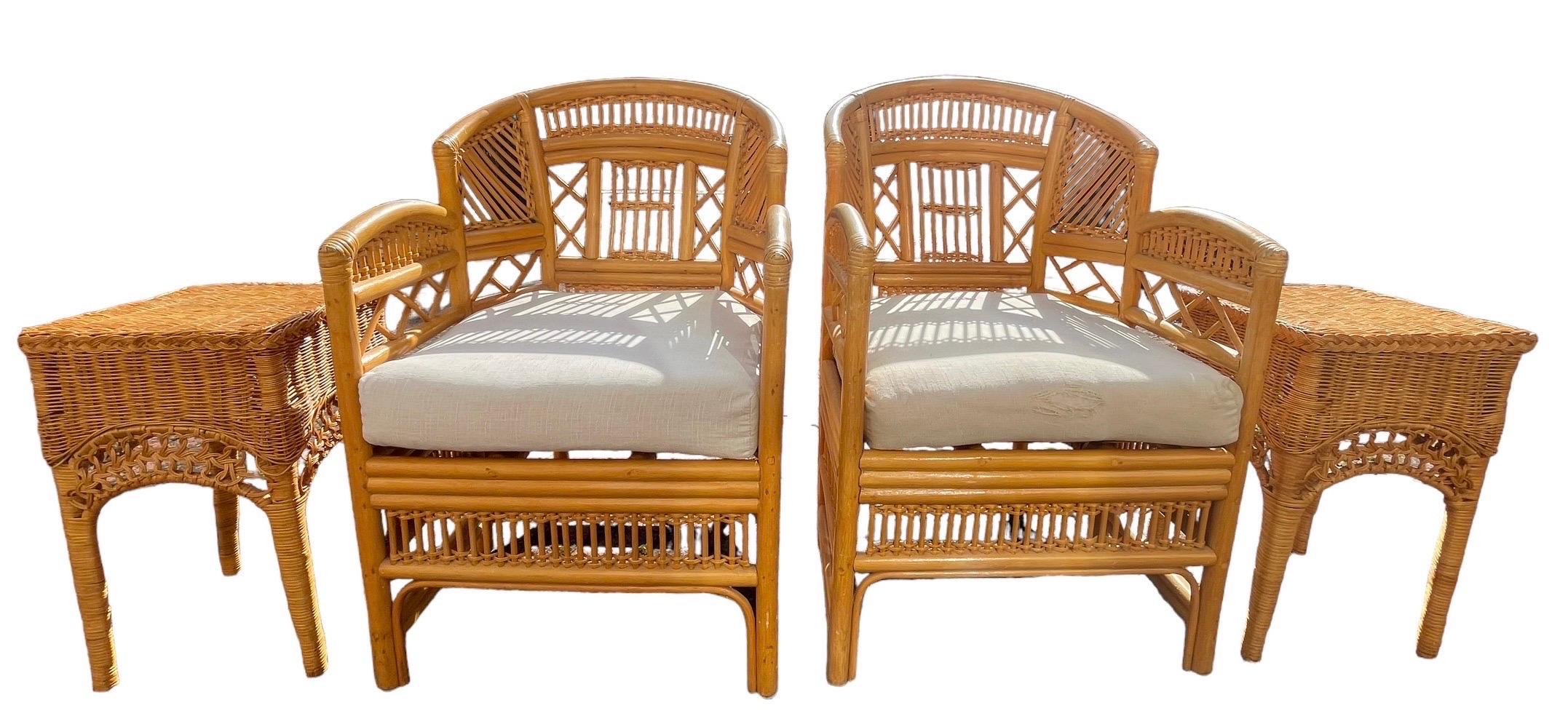 Venduto in coppia con i 2 tavolini in vimini illustrati, per un totale di 4 pezzi.

Coppia di sedie in bambù bruciato stile Brighton Pavilion con sedili in legno. Le sedie sono in condizioni immacolate. Si tratta di sedie vintage fatte a mano, rare
