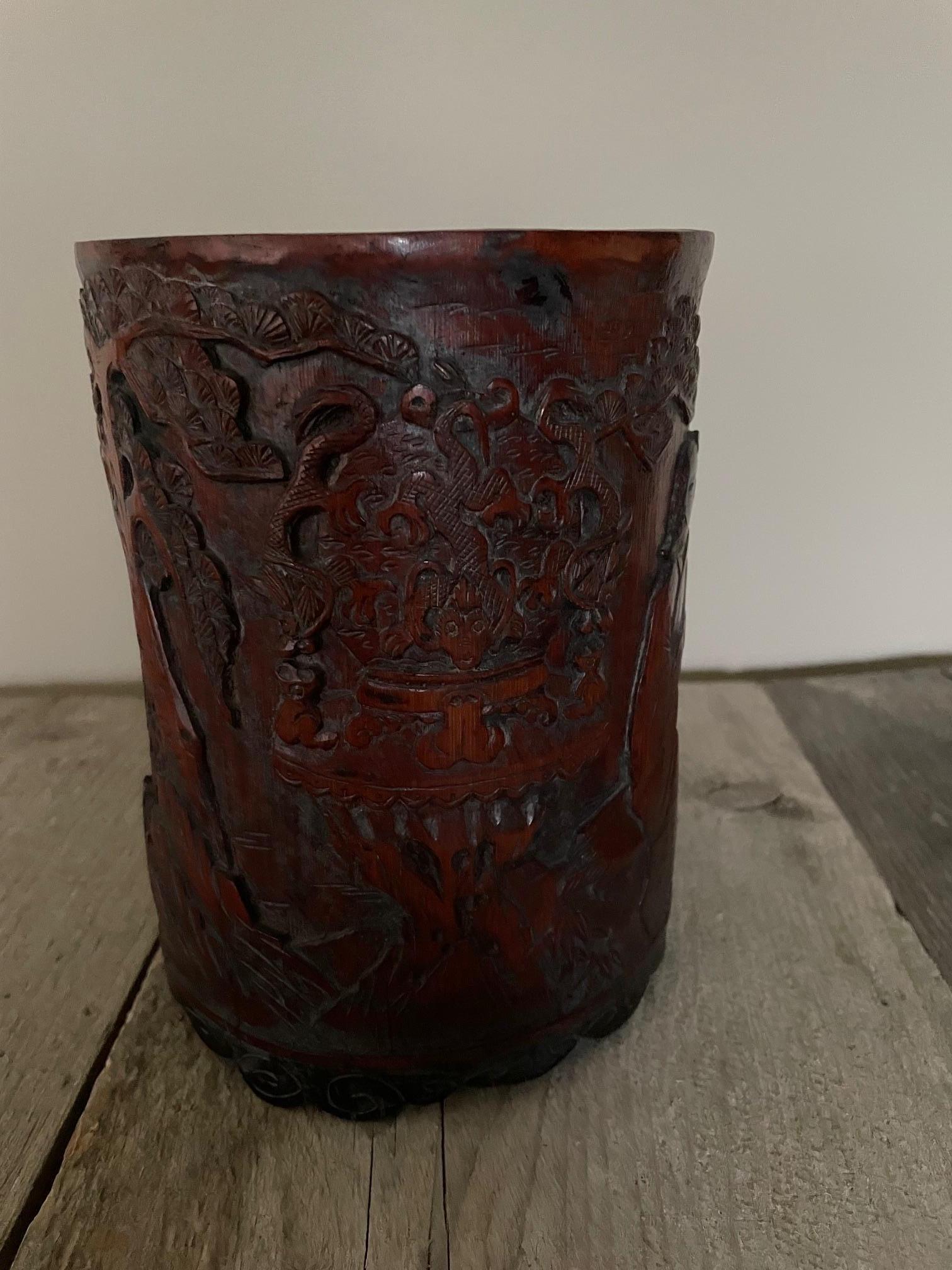 Vaso a pennello in bambù inciso con scene asiatiche.
Usato come vaso per pennelli, ha una bella patina.