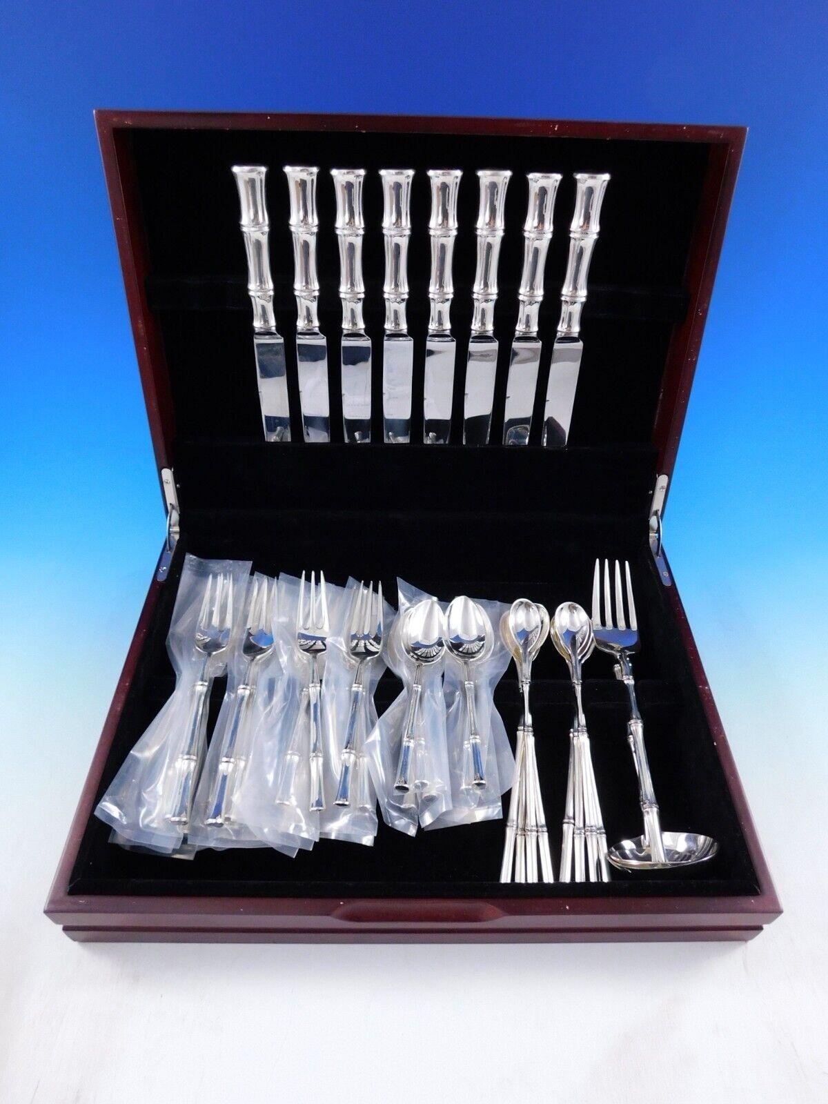 Bambou exquis de Tiffany and Co. Service de couverts en argent sterling - 43 pièces. Cet ensemble comprend :

Introduit en 1961, Bamboo a été conçu par Van Day Truex, alors directeur de la conception chez Tiffany. En 1965, Bamboo a remporté le prix
