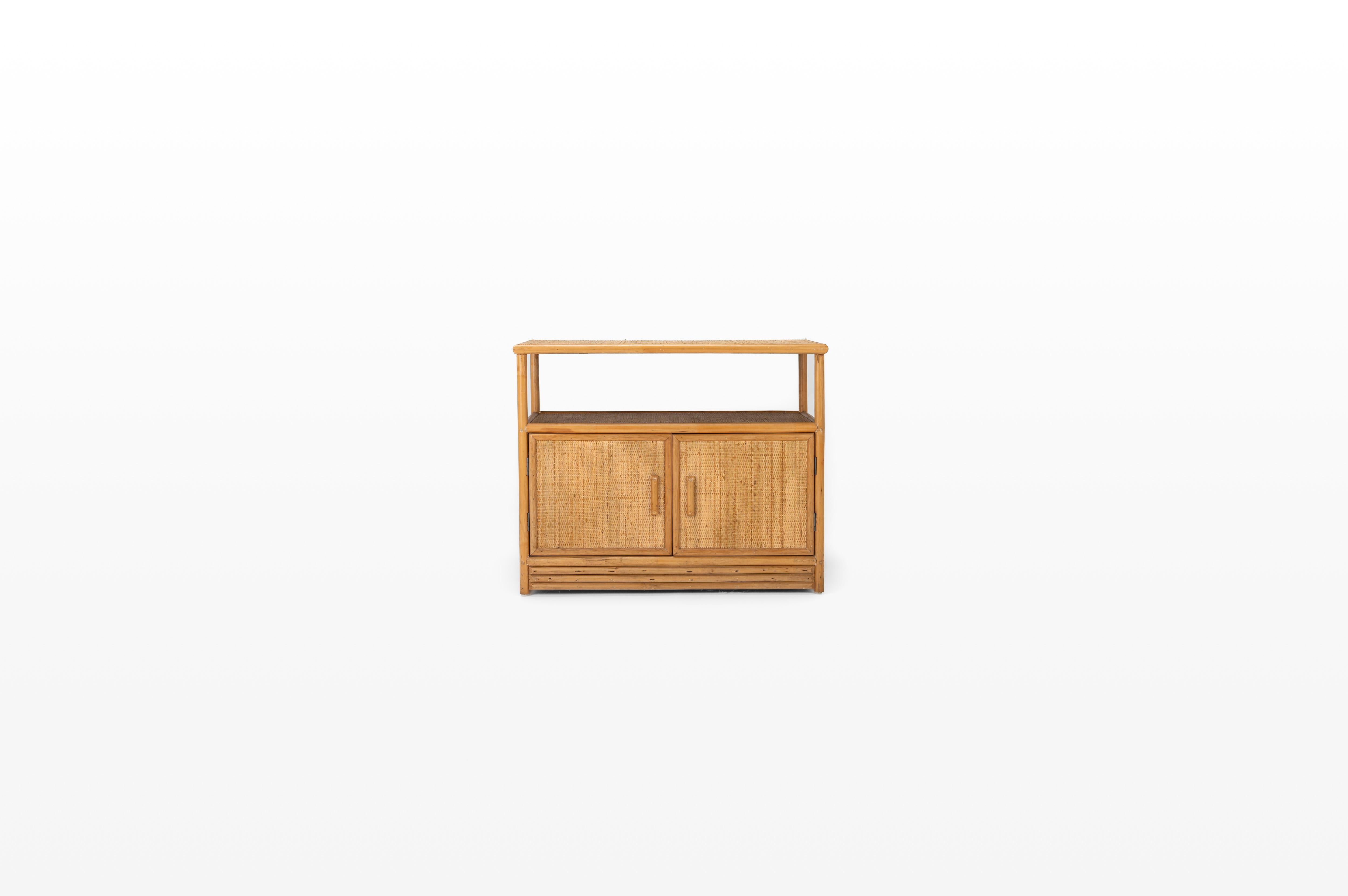 Armadietto vintage in bambù e rattan con due ante pieghevoli e molto spazio per riporre gli oggetti. Can può essere utilizzato come comò o come mobile tv. In ottime condizioni.

Dimensioni:
L: 90 cm
D: 51 cm
H. H. 74 cm