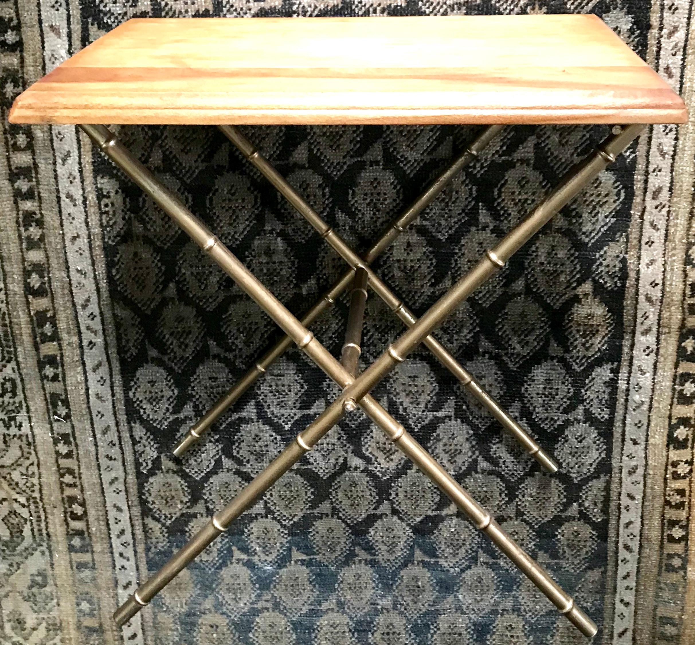 Table de campagne en bambou doré. Petite et chic table à boissons/table d'appoint en bois fruitier sur des pieds en faux bambou en métal doré, de forme et de style Campaigner. France, Milieu du XXe siècle 
Dimensions : 17