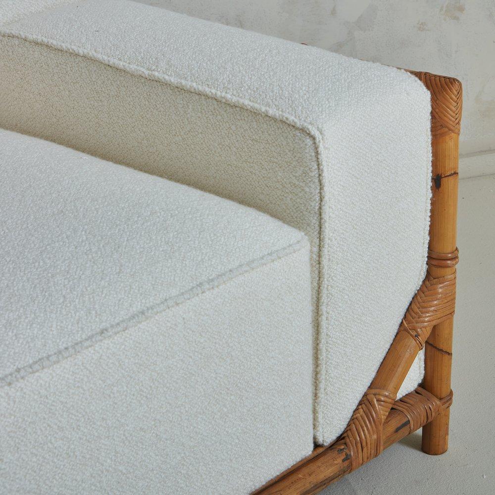 Bambus + Schilfrohr-Sofa aus weißem Bouclé, Italien 1970er Jahre (Ende des 20. Jahrhunderts) im Angebot