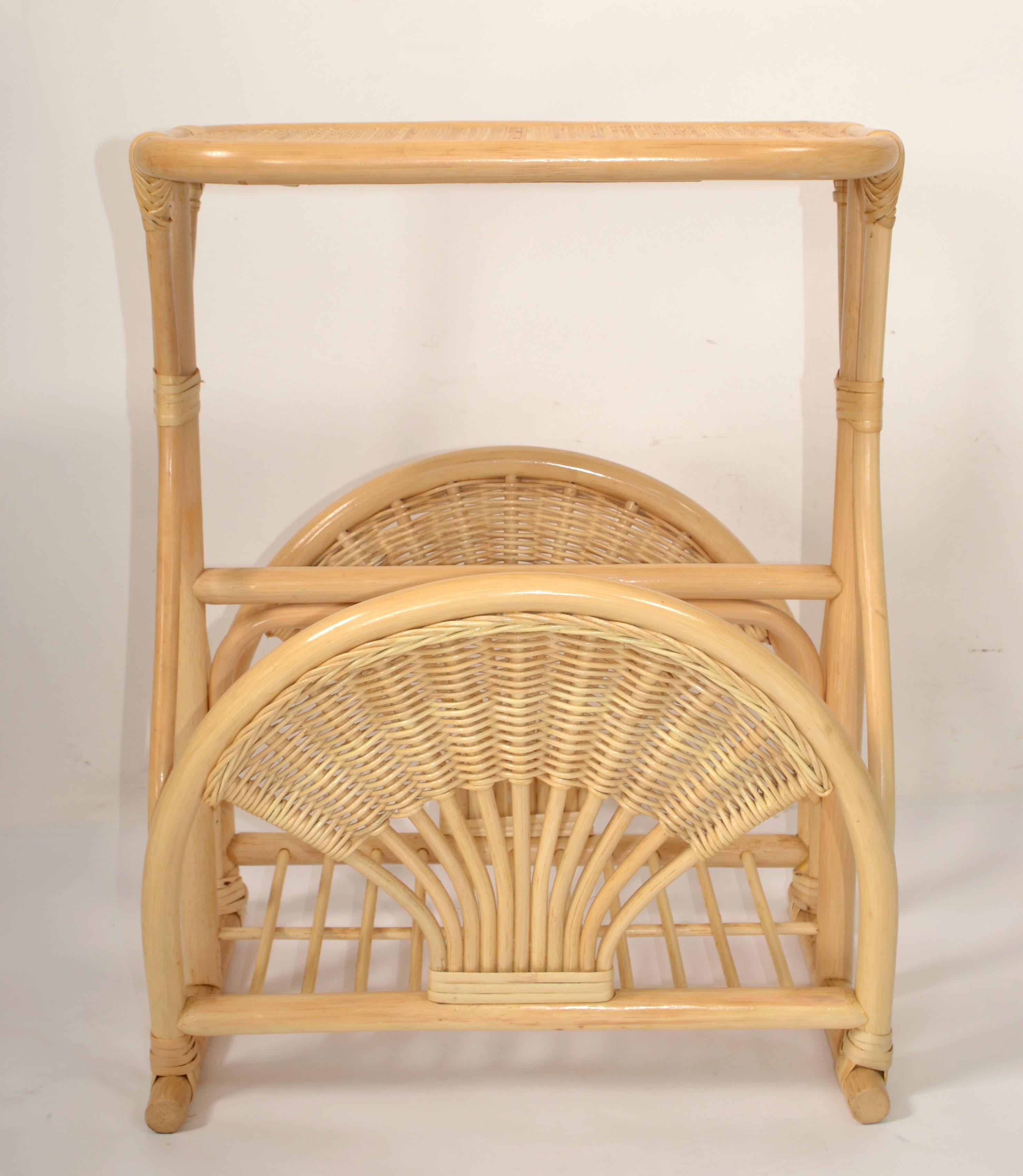 Bamboo Cane Wicker Mid-Century Modern Side Bedside End Sofa Table Magazine Stand In Good Condition For Sale In Miami, FL