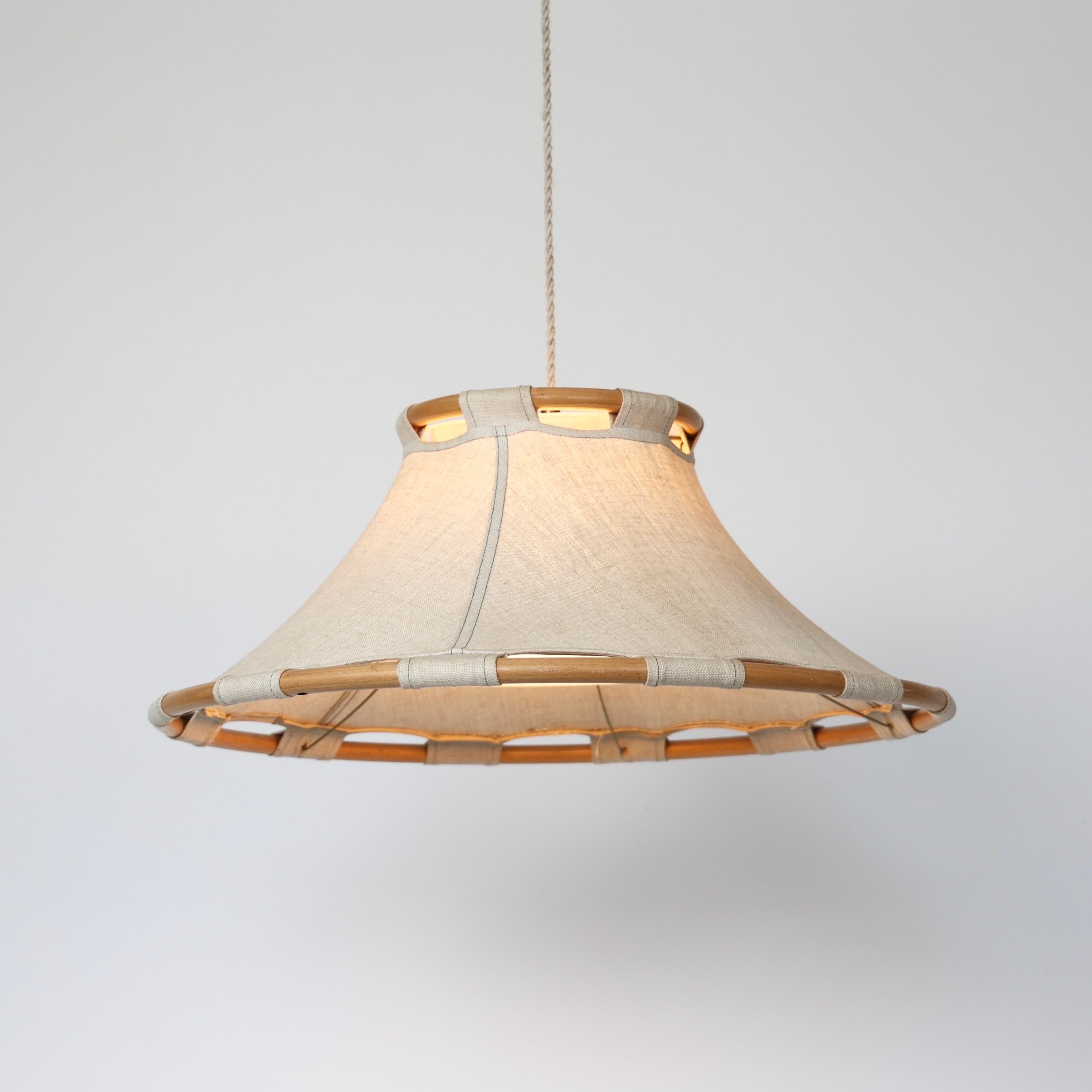 Bellissima lampada a sospensione in bambù e tela di Anna Ehrner per Ateljé Lyktan.

* Lampada a sospensione rotonda con struttura in bambù, paralume in tela e paralume interno in plastica
* Designer: Anna Erhner 
* Model No: Anna
* Produttore: