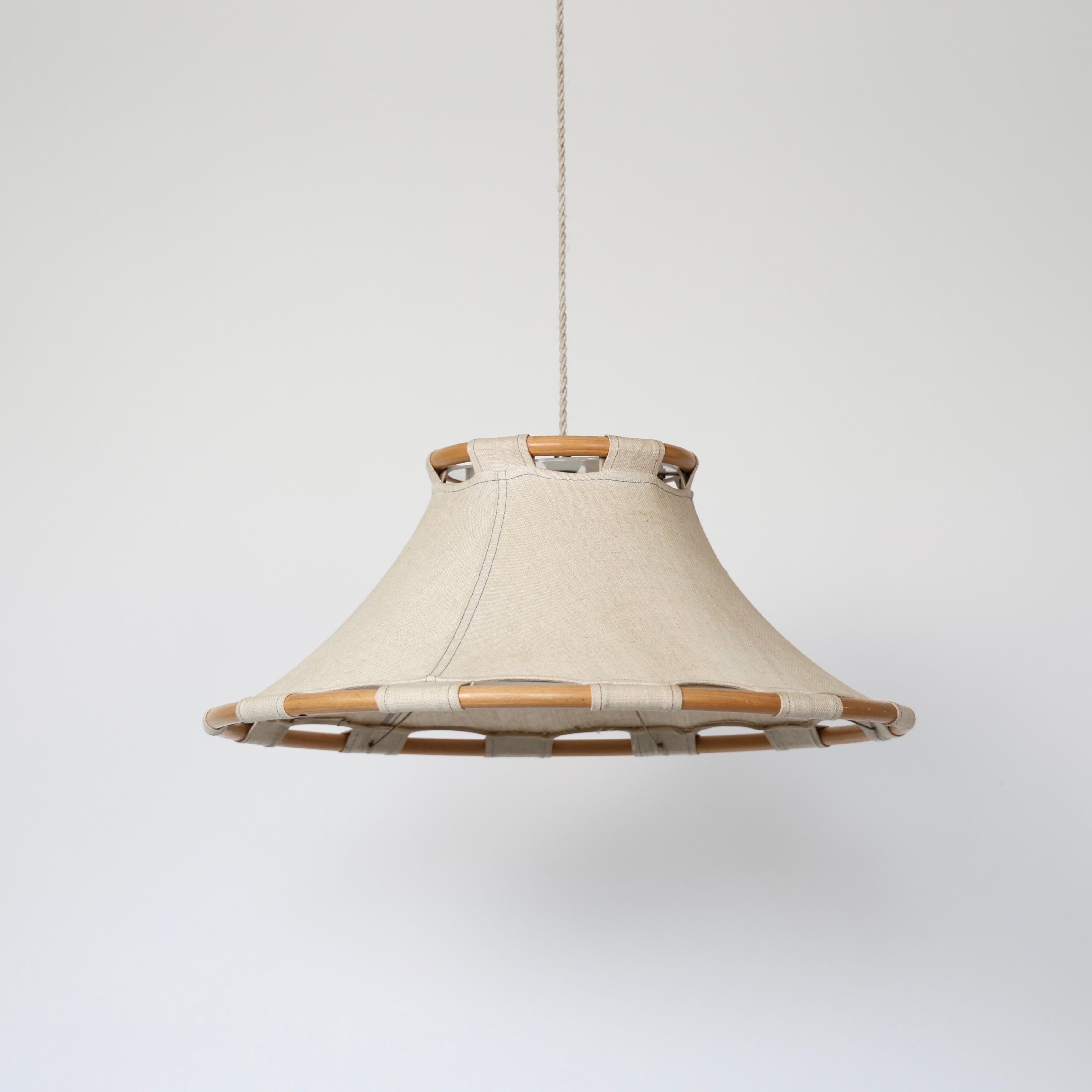 Scandinavo moderno Lampada a sospensione in bambù e tela di Anna Ehrner per Atelje Lyktan, anni '70, Svezia in vendita