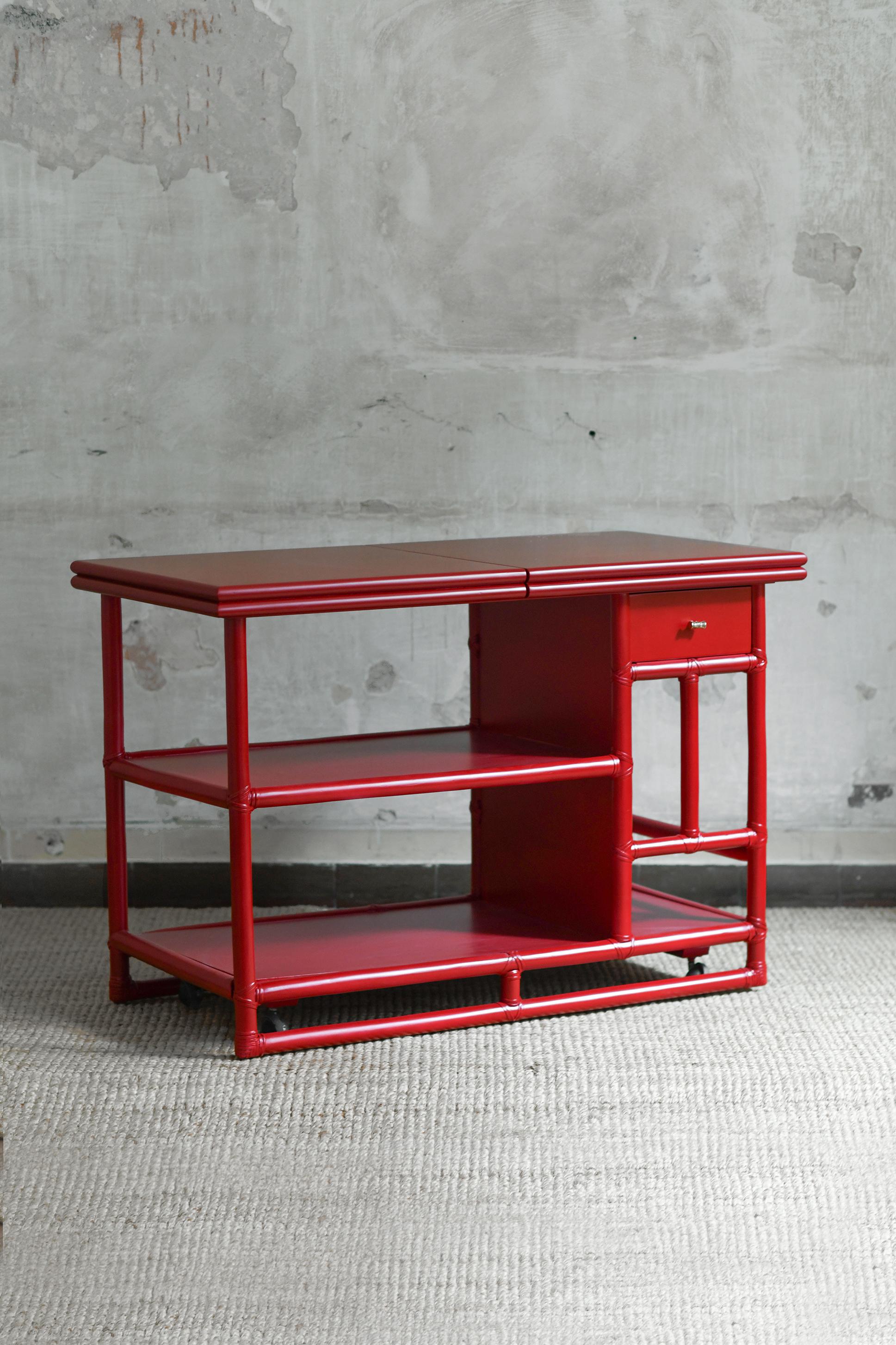 Bamboo cart server buffet in china red lacquer – Lyda Levi for McGuire San Francisco 1970 – Lacquered series
Product Details
With an extendable wooden top, leather bindings and concealed wheels
Dimensions with top closed: 111 W x 76 H × 57 D