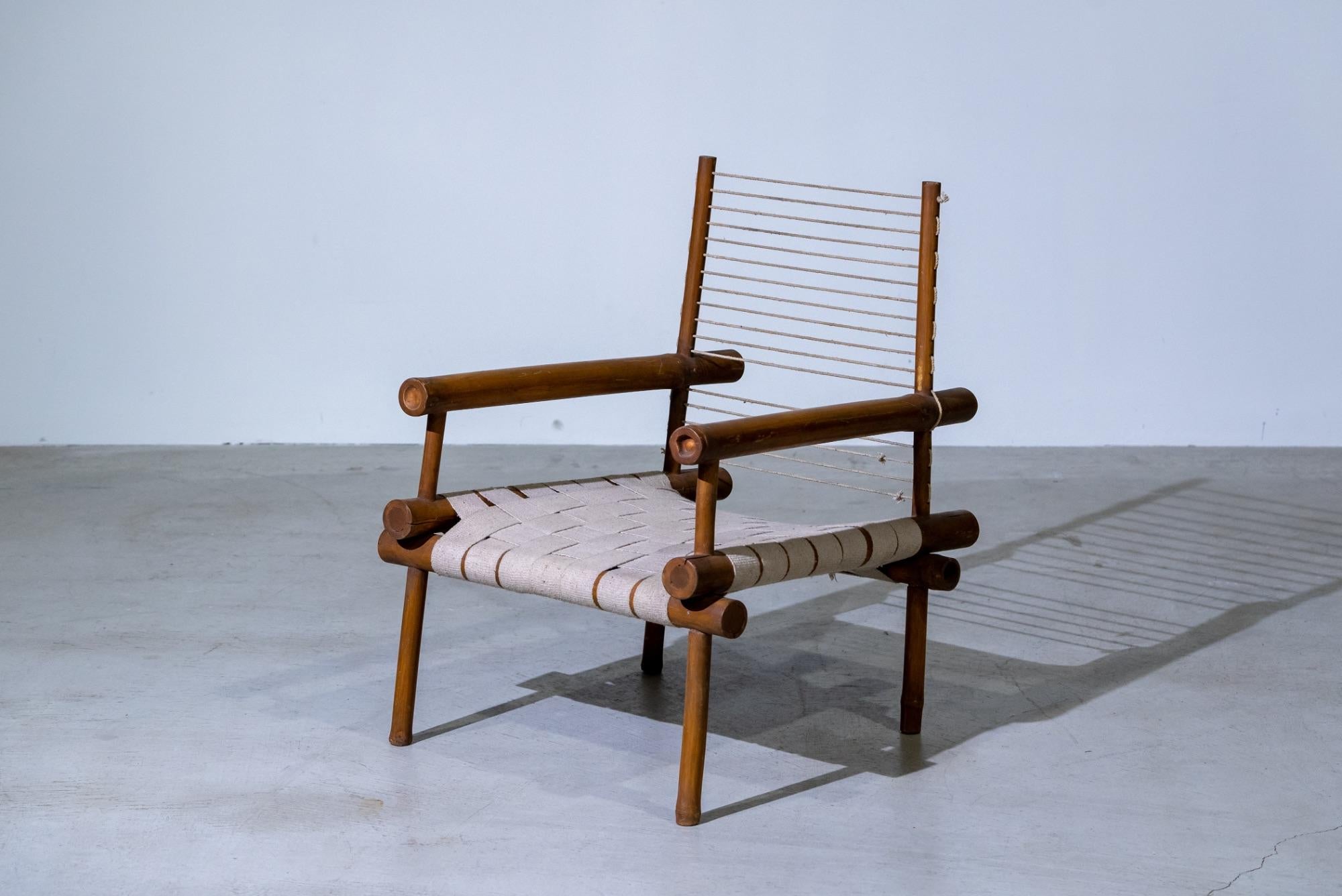 Un autentico pezzo di metà secolo proveniente dalla leggendaria commissione Chandigarh di Pierre Jeanneret. Struttura in teak con seduta e schienale in cotone intrecciato a mano.