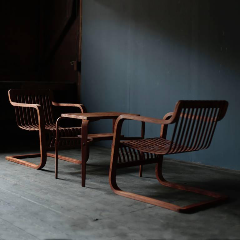 This chair made by using the elasticity of bamboo as a cantilever type was chair which was designed by Ubunji Kidokoro who was enrolled in Mitsukoshi Furniture Design Room in 1937 and was exhibited at 