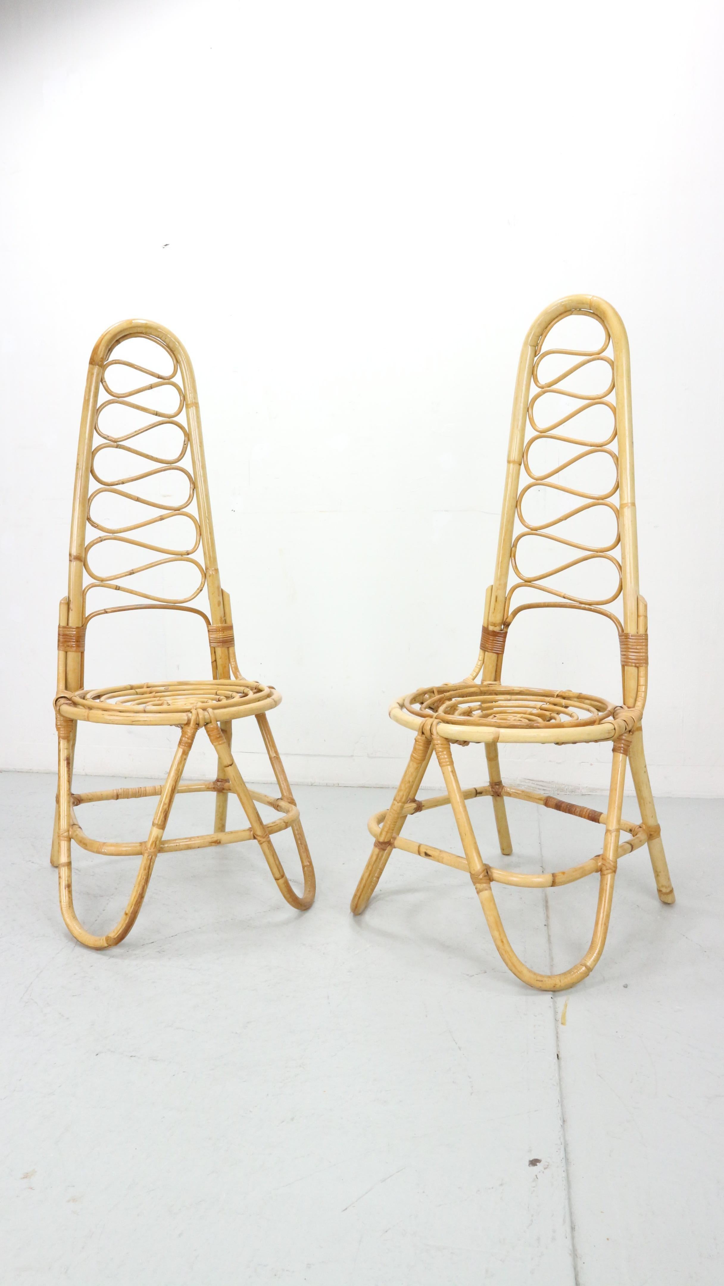 Preciosa y elegante silla moderna de mediados de siglo con respaldo alto. Diseñado por Dirk van Sliedrecht para Rohe Noordwolde. Diseño clásico holandés de los años 60. Estructura y asiento de bambú curvado y ratán. Esta hermosa silla moderna de