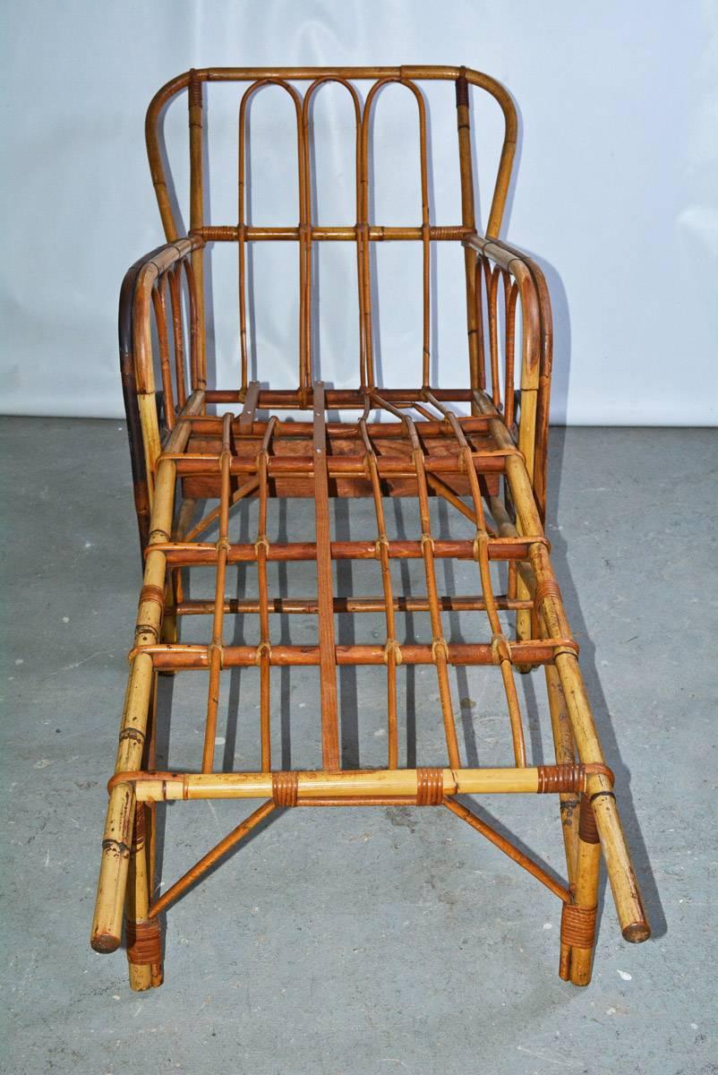 Midcentury Rattan Bamboo Chaise Longue Stuhl auf Rädern (Organische Moderne) im Angebot