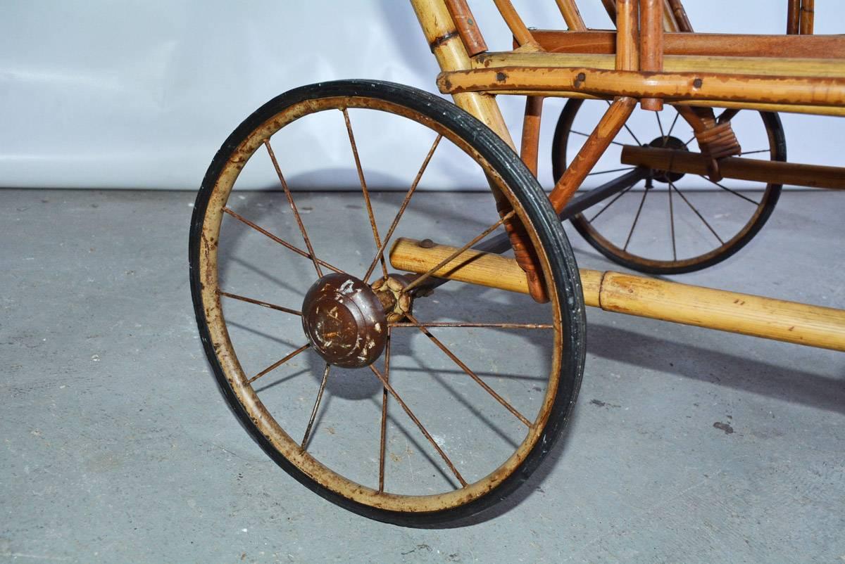 Bambou Chaise longue à roulettes en bambou et rotin du milieu du siècle en vente