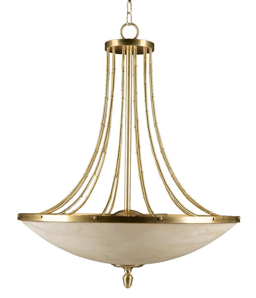 Questo lampadario dal design classico mette in mostra un'artigianalità raffinata e un'attenzione impeccabile ai dettagli. Realizzata in alabastro color avorio, la maestosa ciotola demilinea è delineata da un bordo in bronzo massiccio e sostenuta da