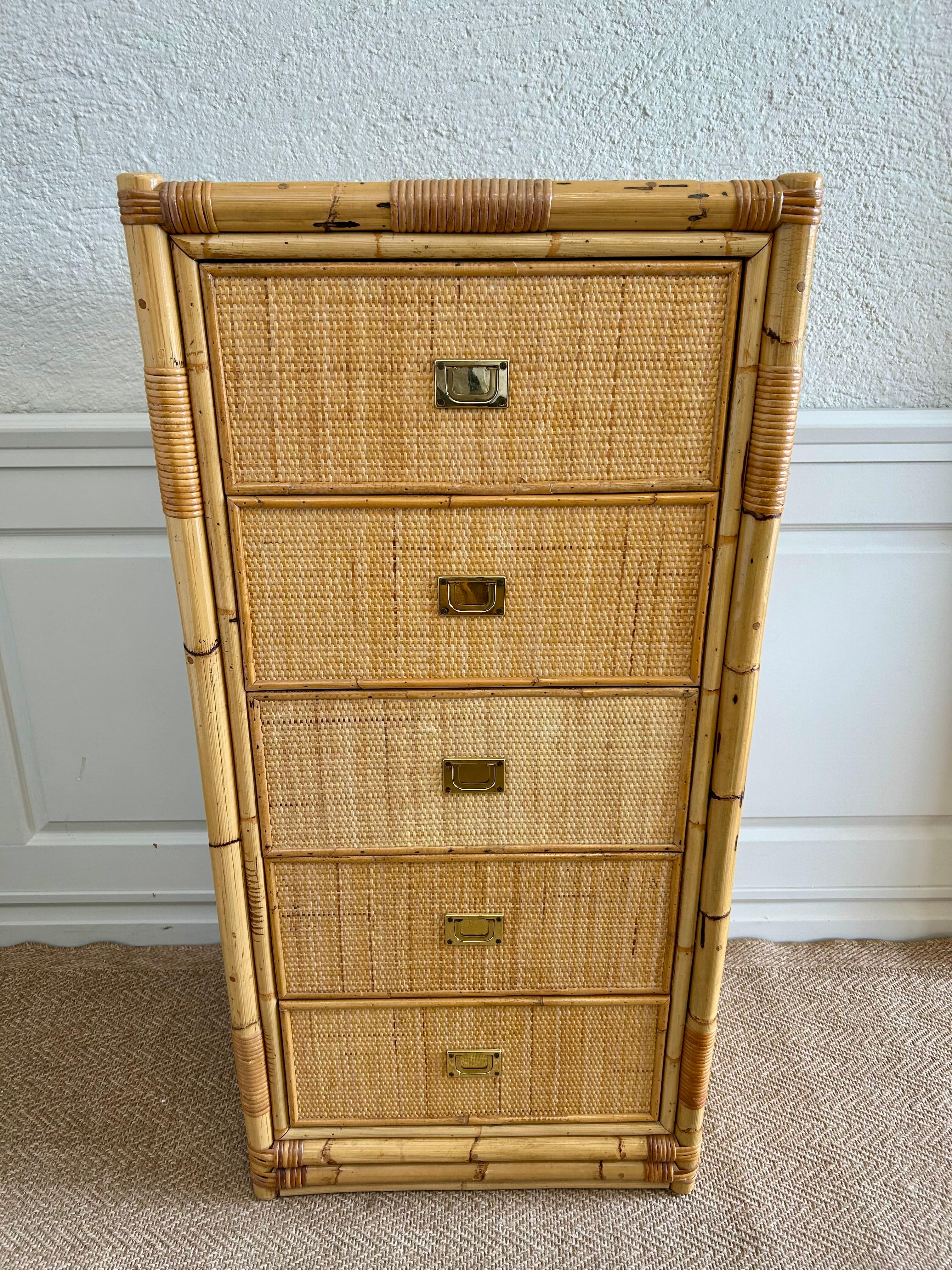 Finemente lavorata e dotata del più attraente rattan intrecciato, questa cassettiera con struttura in bambù è dotata di un fascino da Mid-Century Modern italiano.

La cassettiera contiene cinque cassetti in legno con eleganti maniglie in ottone a