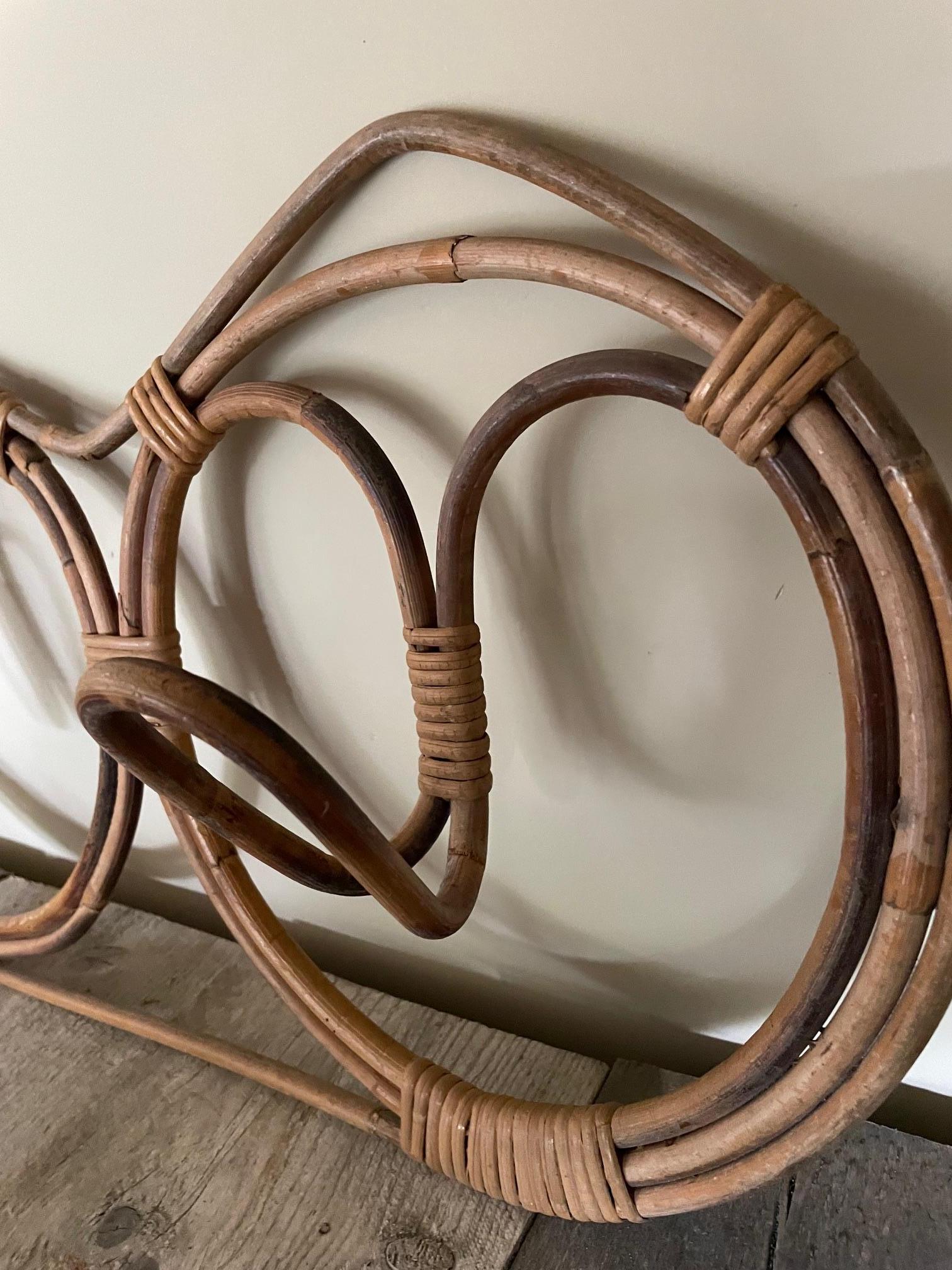 Appendiabiti in bambù di Franco Albani, Italia.
Bellissime curve e due ganci.
È stata prodotta in Italia negli anni '50, ma è ancora molto popolare nelle case di oggi.