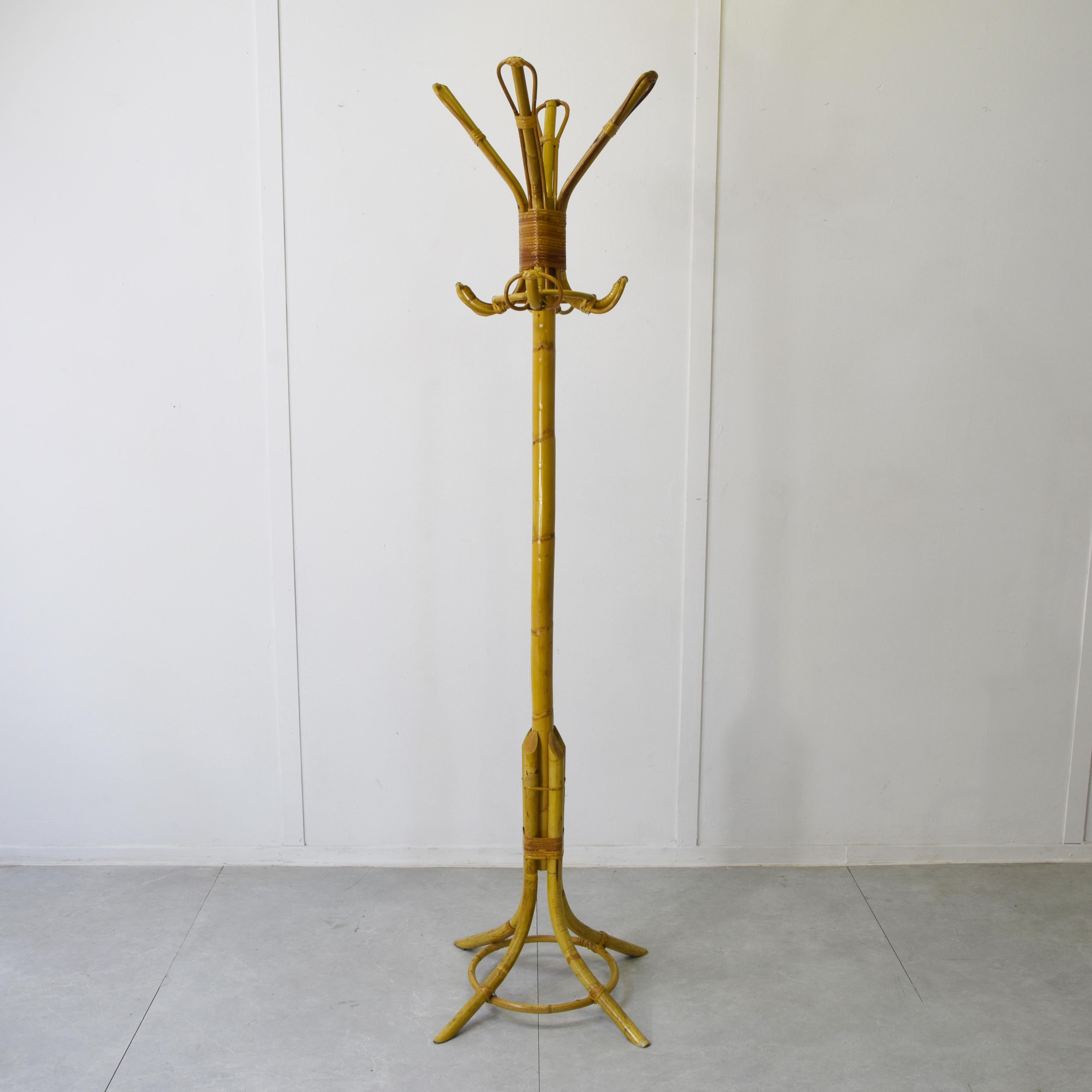 Es un ejemplo clásico del diseño italiano de mediados de siglo (Mid-Century Modern), a menudo asociado con el estilo 