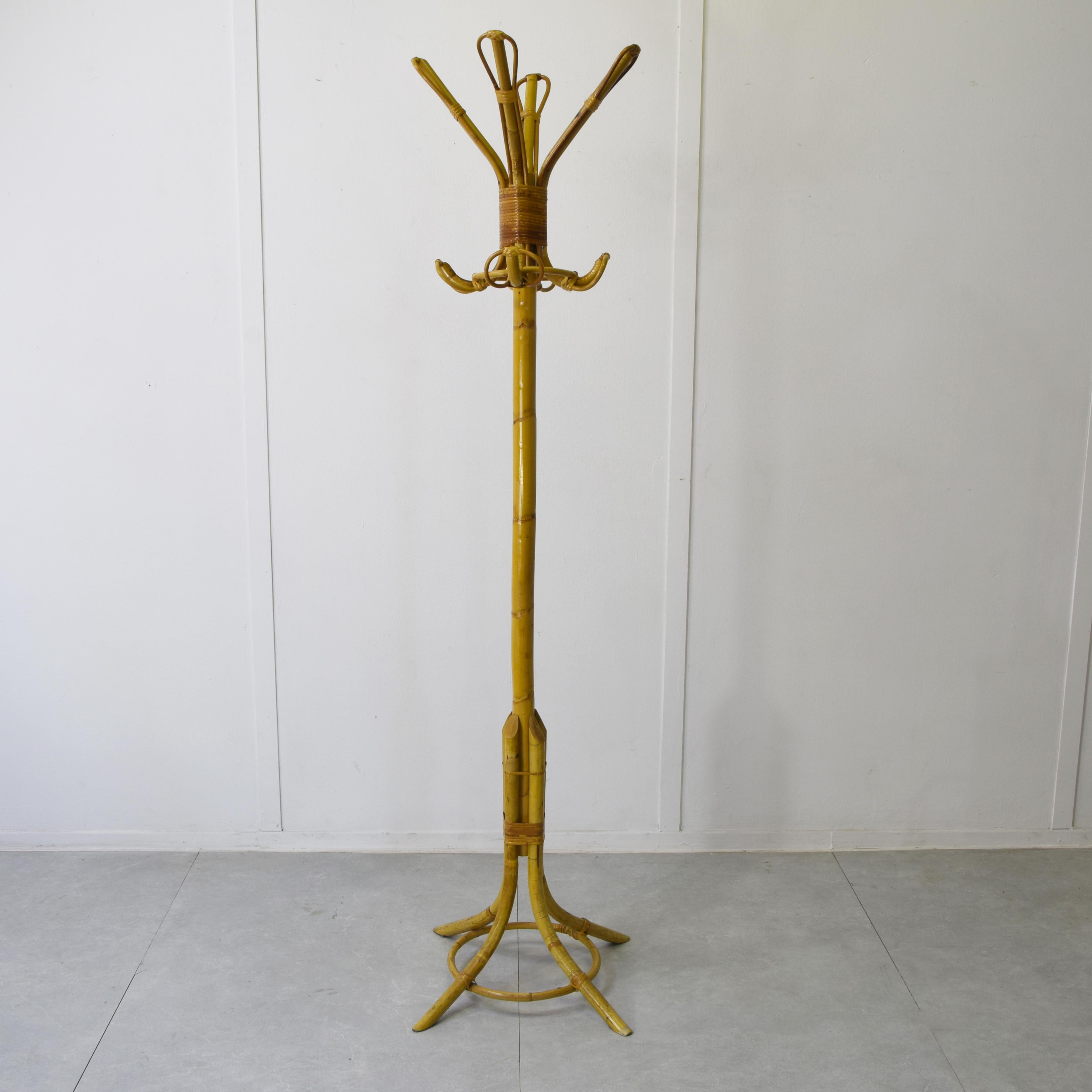 Perchero de bambú, fabricación italiana de los años 60. Moderno de mediados de siglo en venta