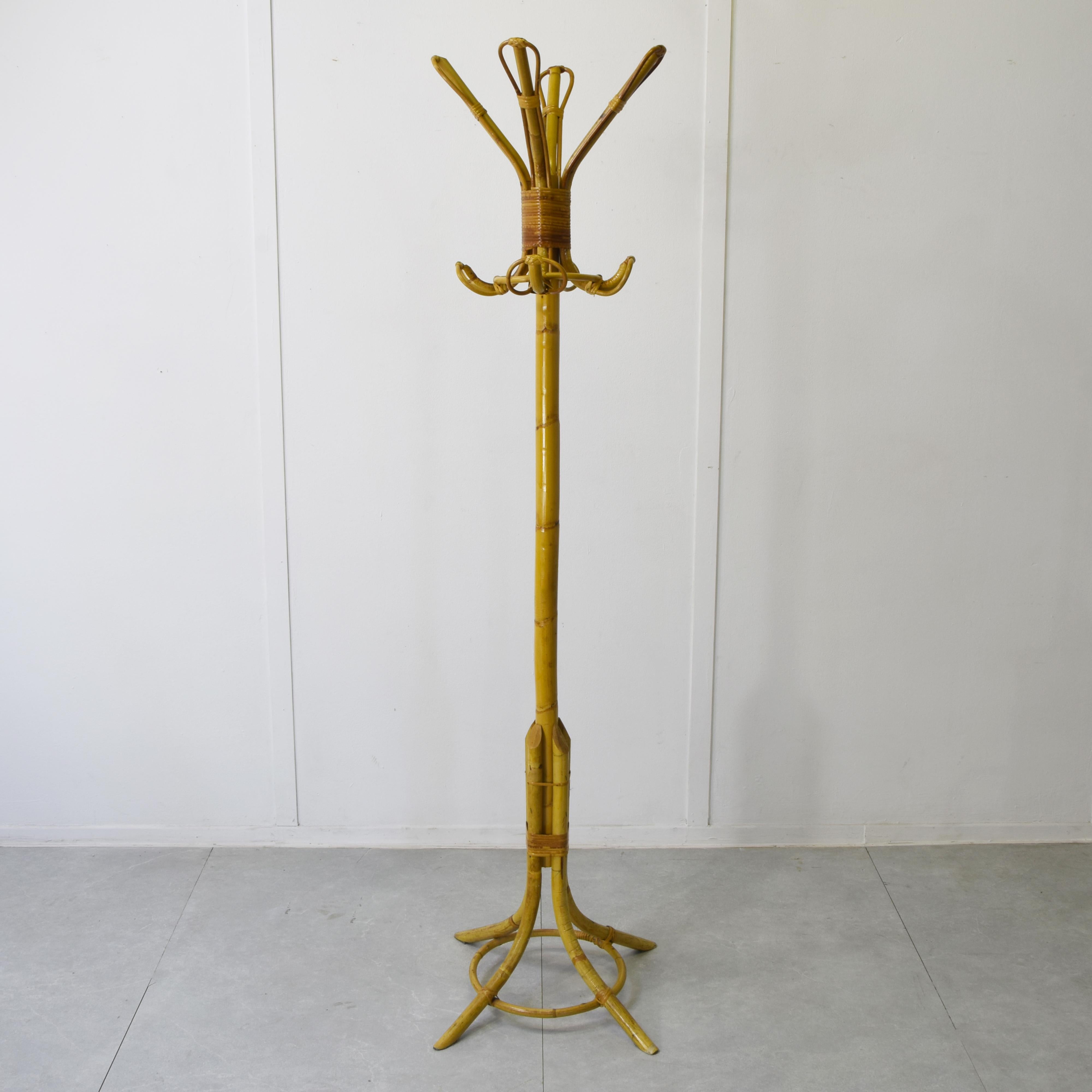 Perchero de bambú, fabricación italiana de los años 60. Italiano en venta
