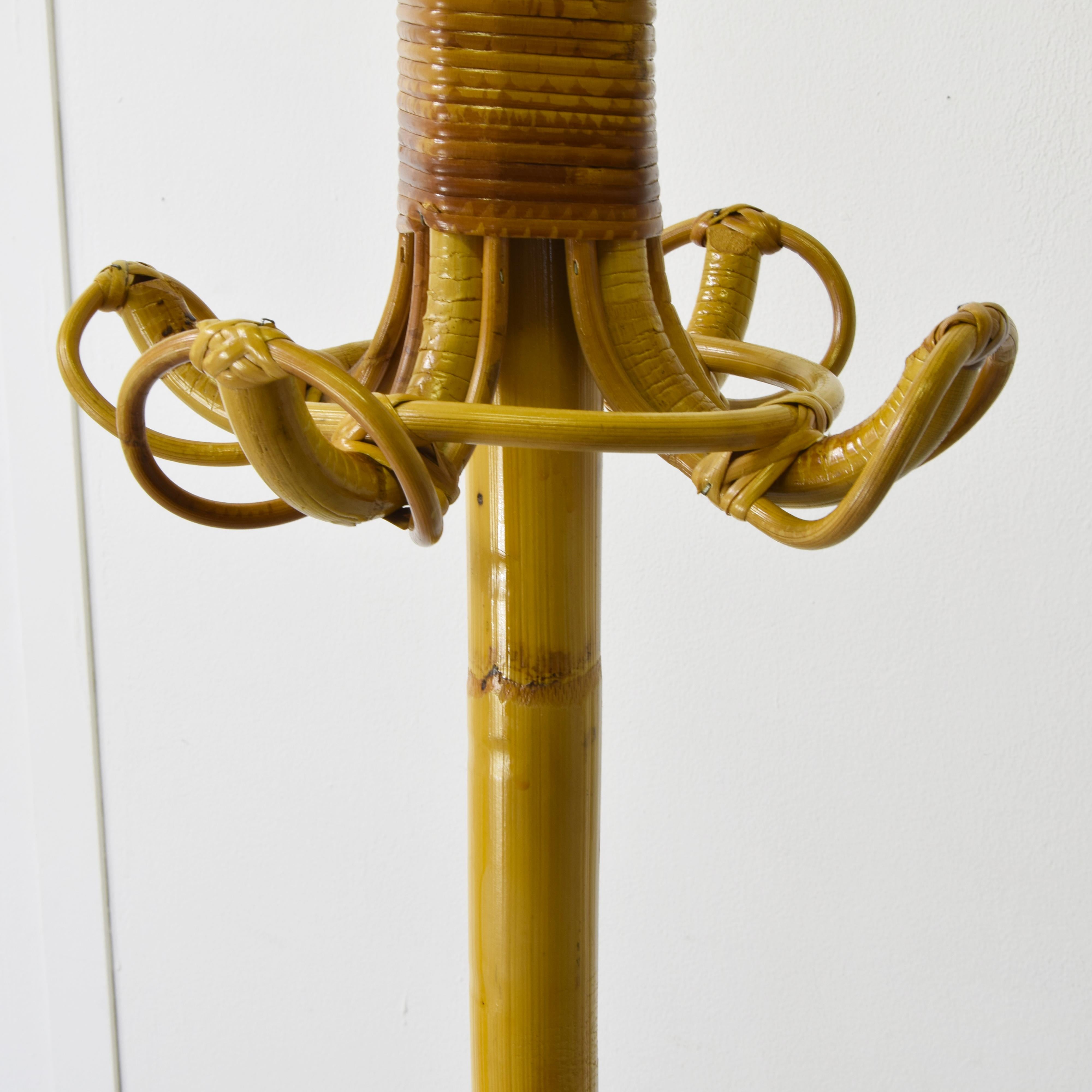 Perchero de bambú, fabricación italiana de los años 60. Bambú en venta
