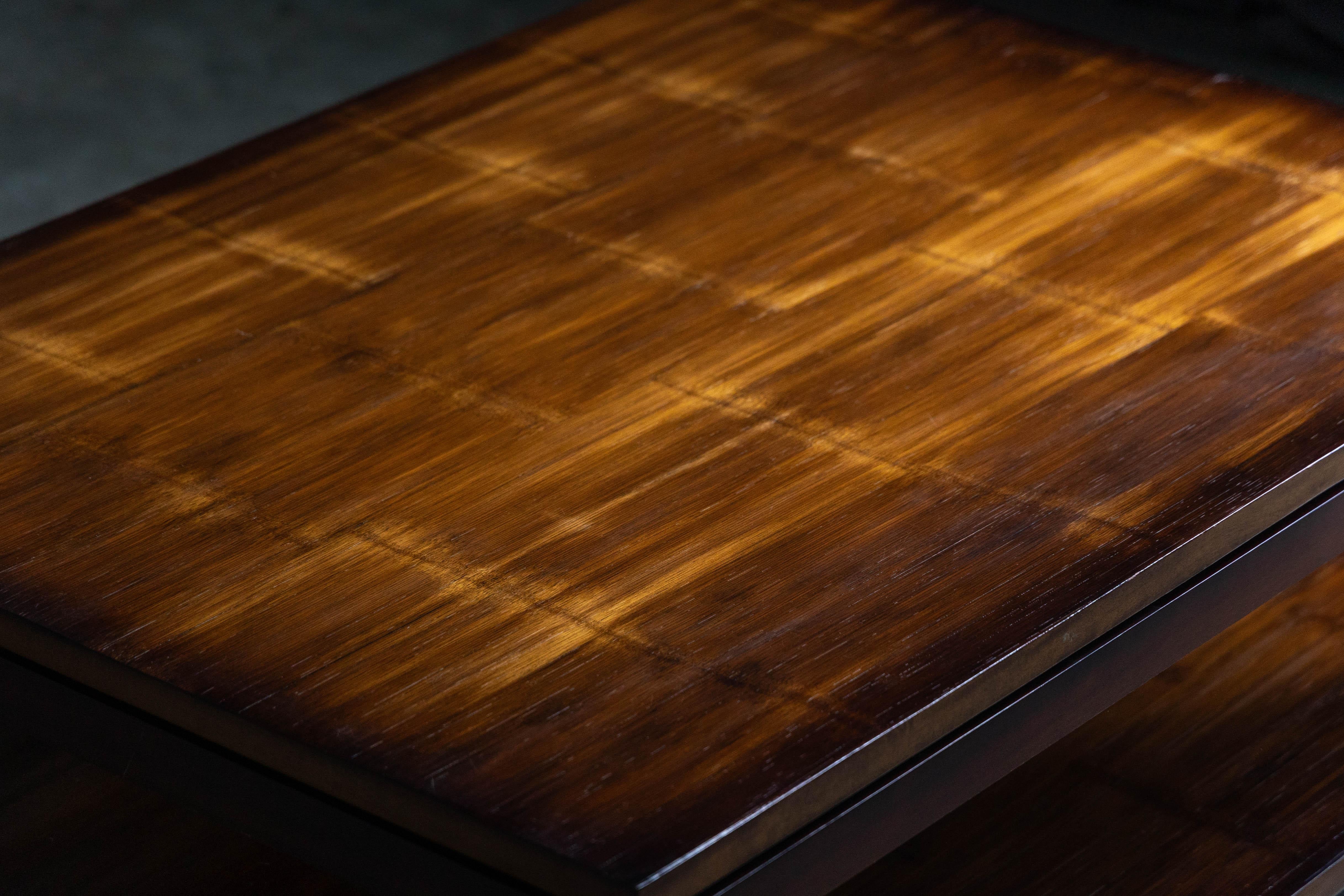 Mit seinen klaren architektonischen Linien und seiner schlichten Eleganz ist dieser Vintage-Couchtisch ein Beweis für zeitloses Design. Der aus massivem Teakholz handgefertigte, strukturierte Rahmen und die ausgewogenen Proportionen lassen Einflüsse