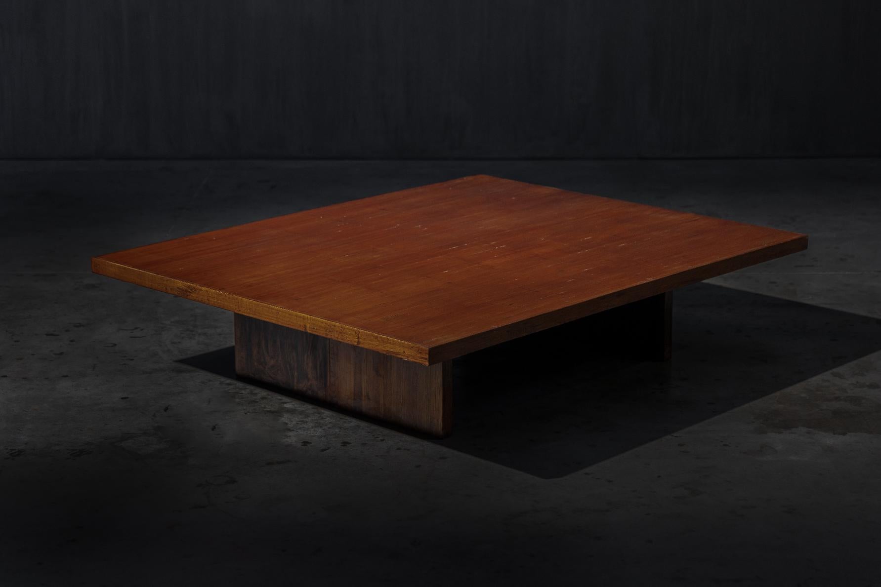 Couchtisch von Axel Vervoordt, einem visionären belgischen Dekorateur und Kunsthändler. Dieses außergewöhnliche Stück wurde in den 1980er Jahren gefertigt und ist ein Beweis für Vervoordts unvergleichliche Designkompetenz. Dieser Couchtisch ist aus