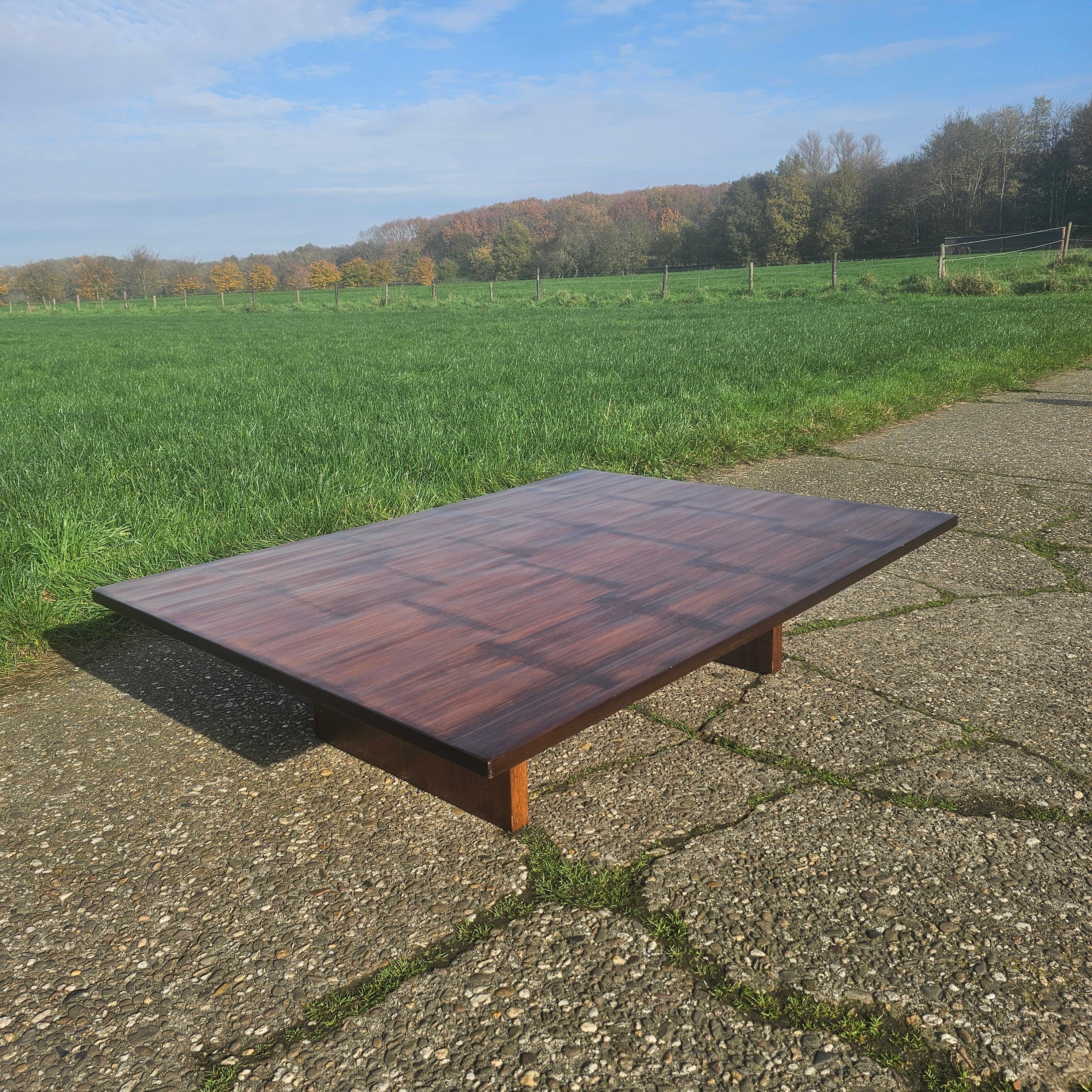 Axel Vervoordt ist ein renommierter belgischer Innenarchitekt und Antiquitätenhändler, der für seine minimalistische, aber warme und einladende Designästhetik bekannt ist. Die Verwendung natürlicher MATERIALIEN, darunter Bambus, steht im Einklang