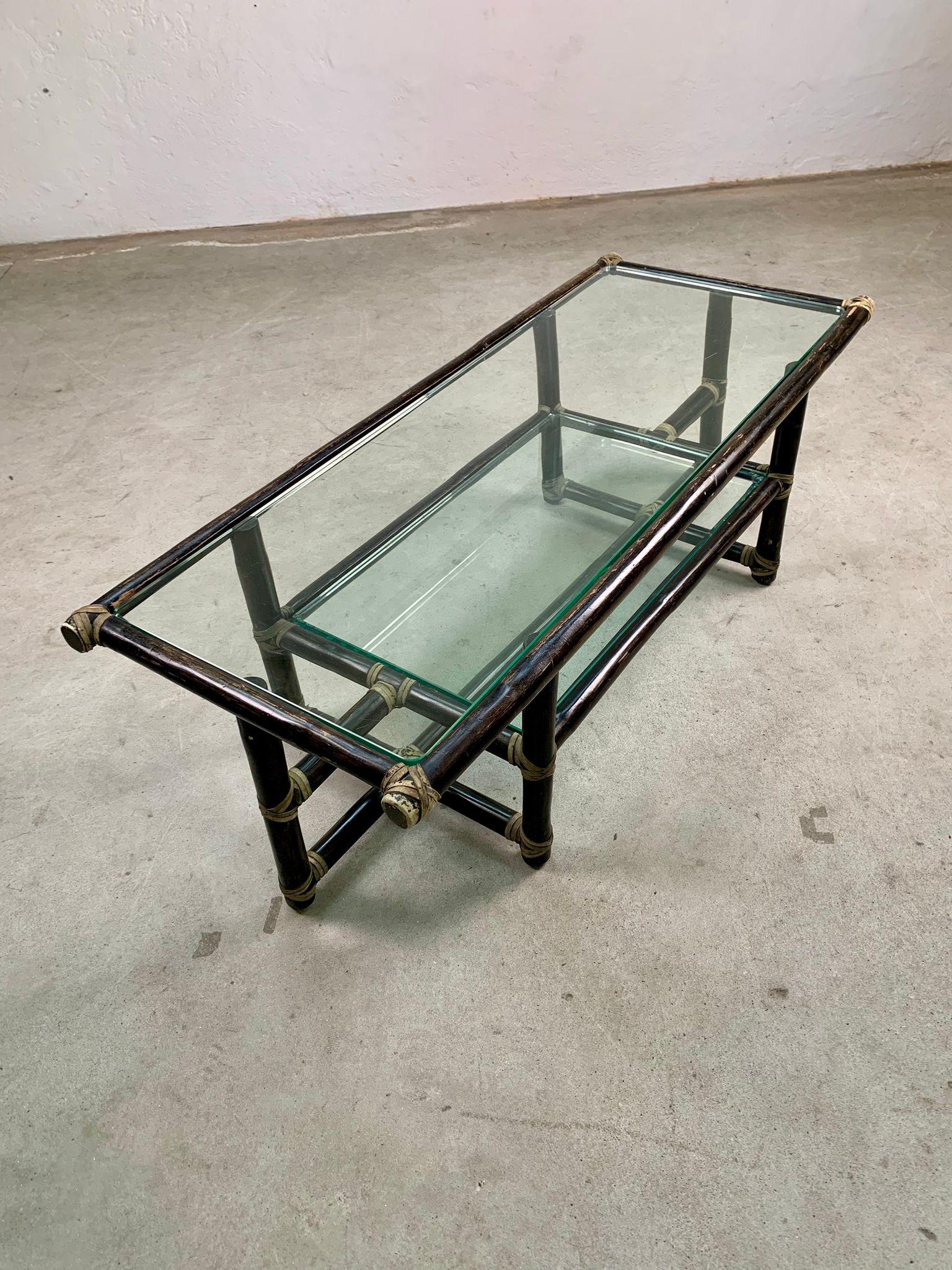 Table basse en bambou par Lyda Levi pour McGuire, 1960s
Magnifique table basse avec deux étagères en verre et un cadre en bambou. Coin ébréché présenté sous verre.
Dimensions 124x52 h42 cm 