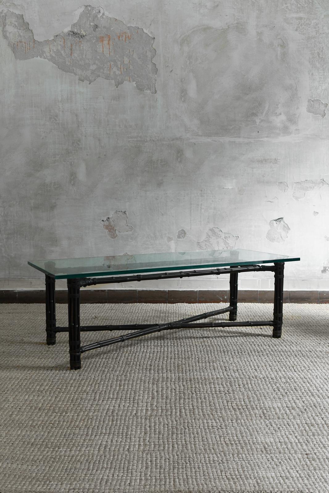 Table basse en bambou - Elinor & John McGuire San Francisco 1970
Détails du produit
Finition foncée avec des reliures en cuir et un plateau en verre.
Dimensions : 120 L x 40 H x 52 D cm
