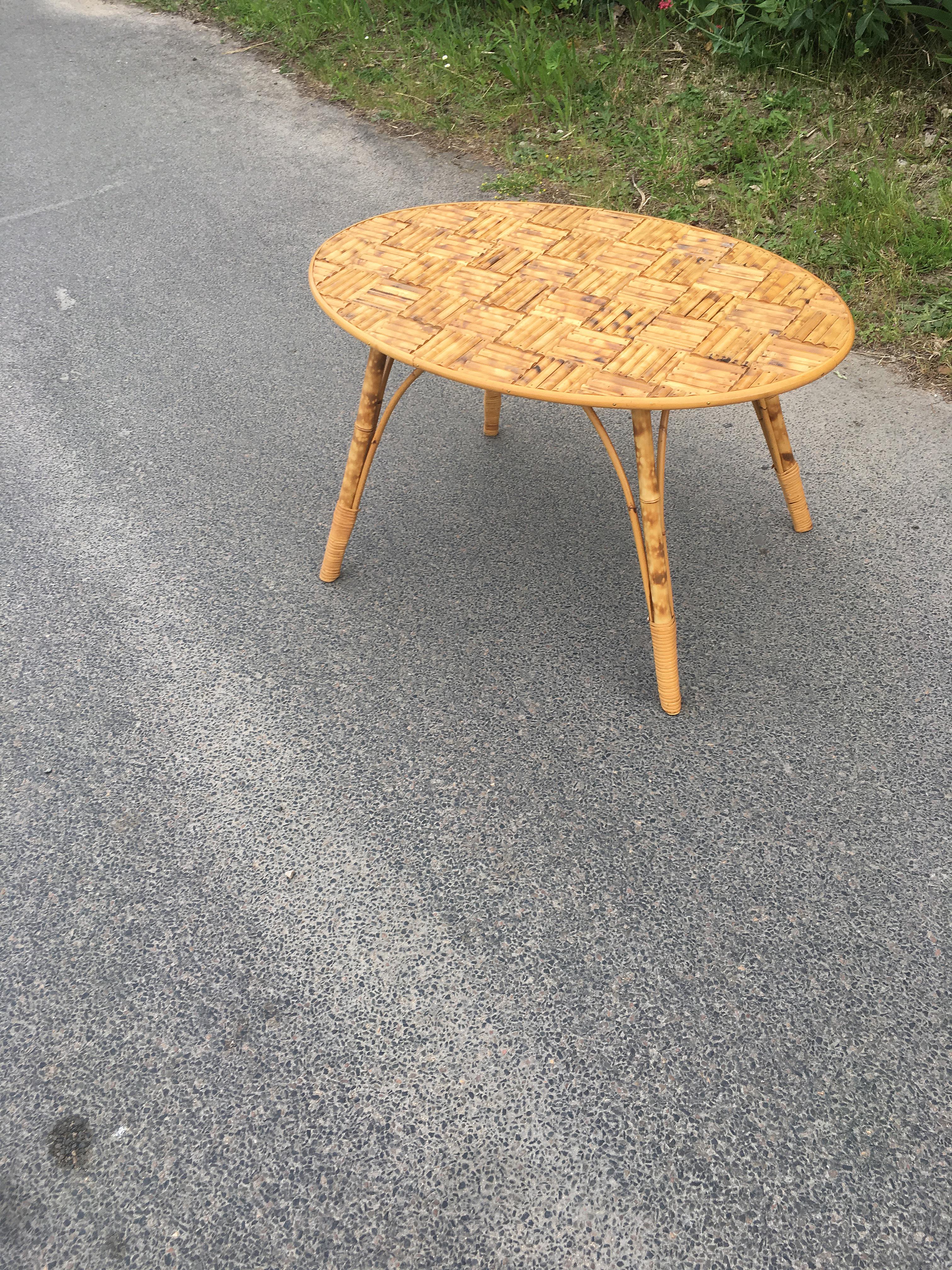 Table basse en bambou, plateau en bâtons de bambou fixé par de petites clous en laiton en vente 3