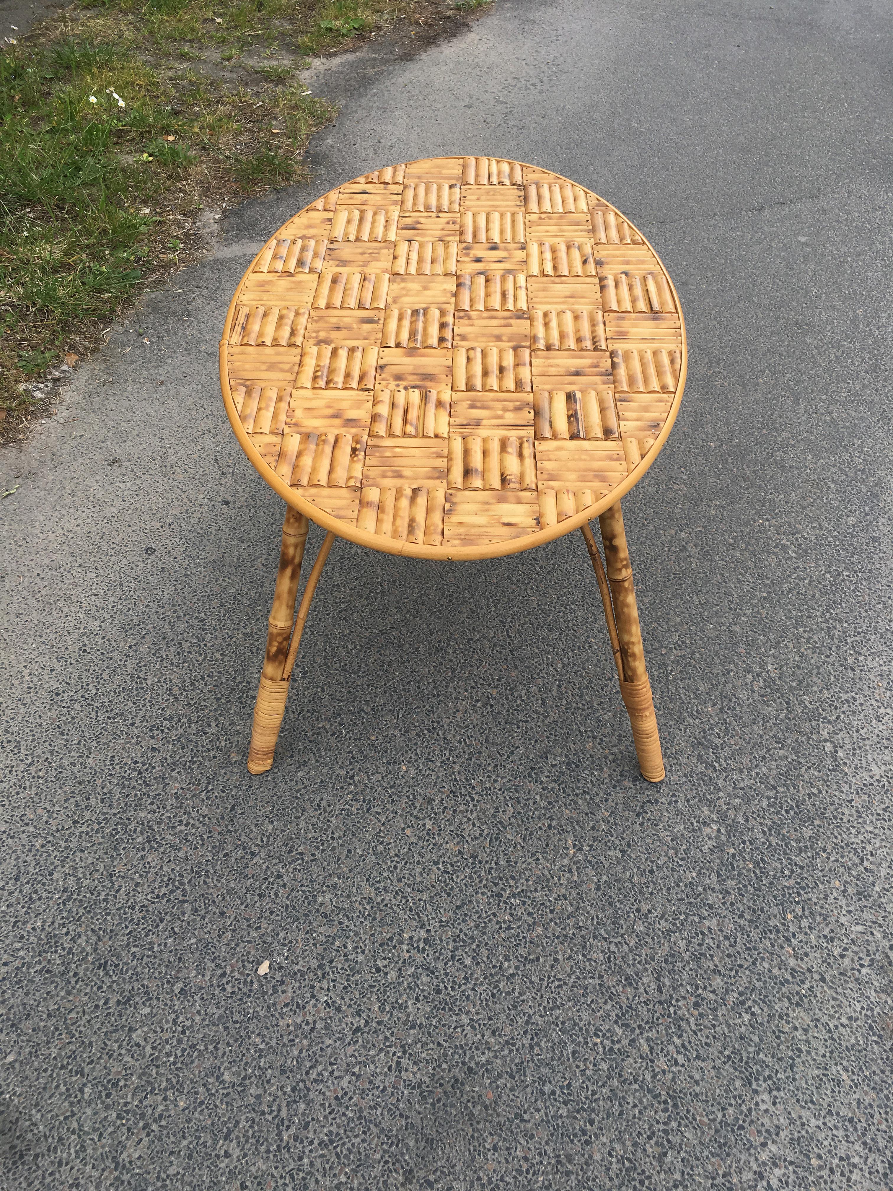 Milieu du XXe siècle Table basse en bambou, plateau en bâtons de bambou fixé par de petites clous en laiton en vente