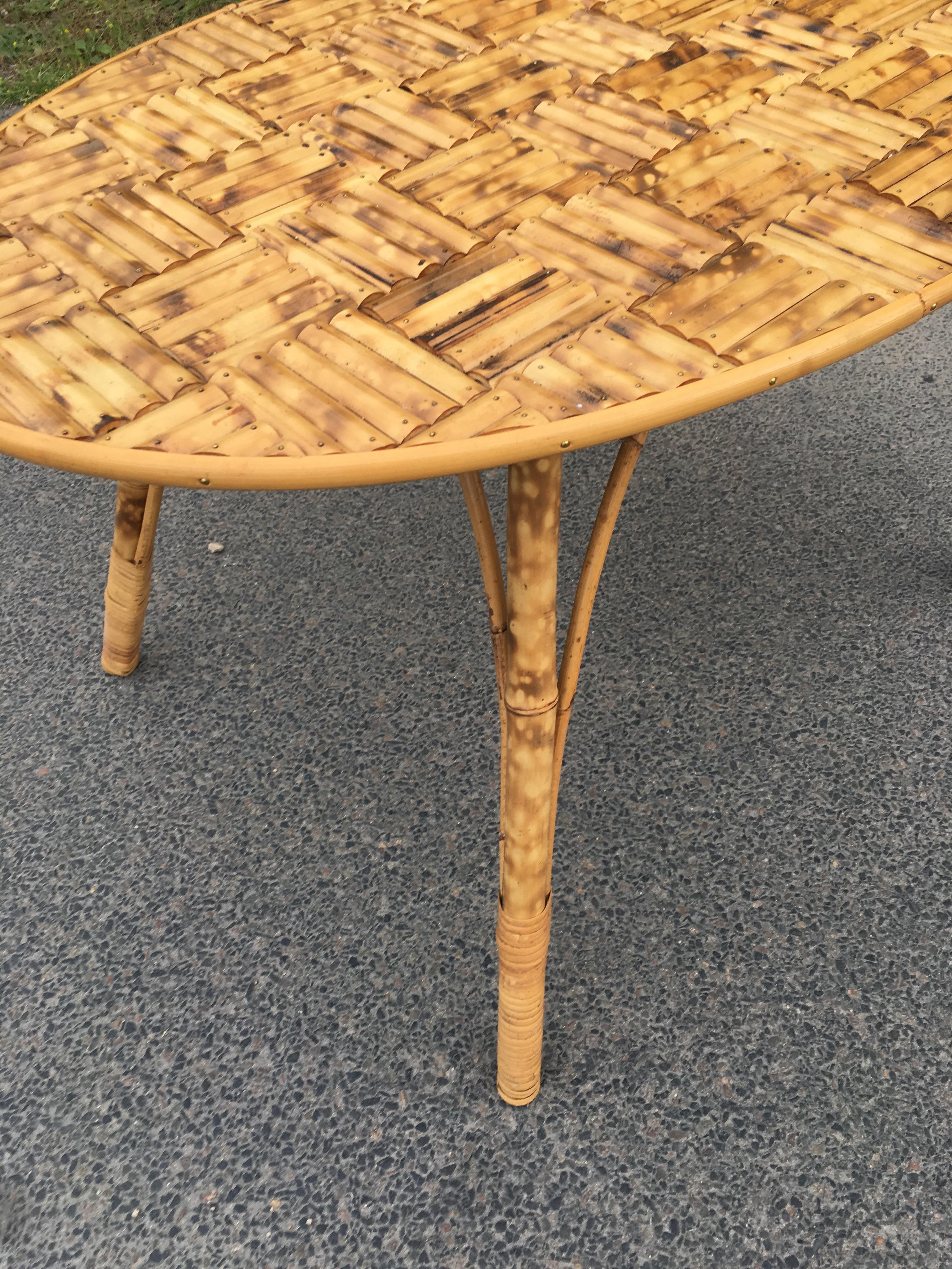 Table basse en bambou, plateau en bâtons de bambou fixé par de petites clous en laiton en vente 2