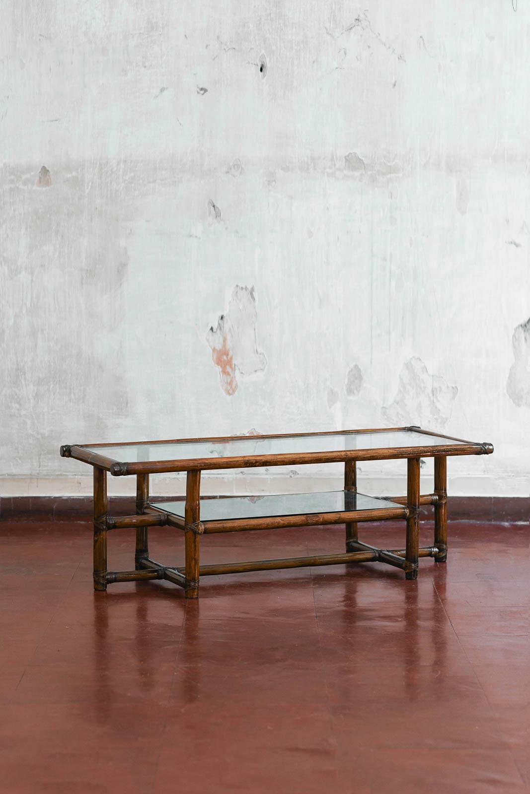 Tavolino basso in bambù con rilegature in pelle e doppio ripiano in vetro verde Nile, 1970
La struttura è in ottime condizioni, i vetri possono presentare alcuni leggeri graffi dovuti all'età e all'uso.
Dimensioni: 125 L x 42 H x 51 D.
Non esitare a