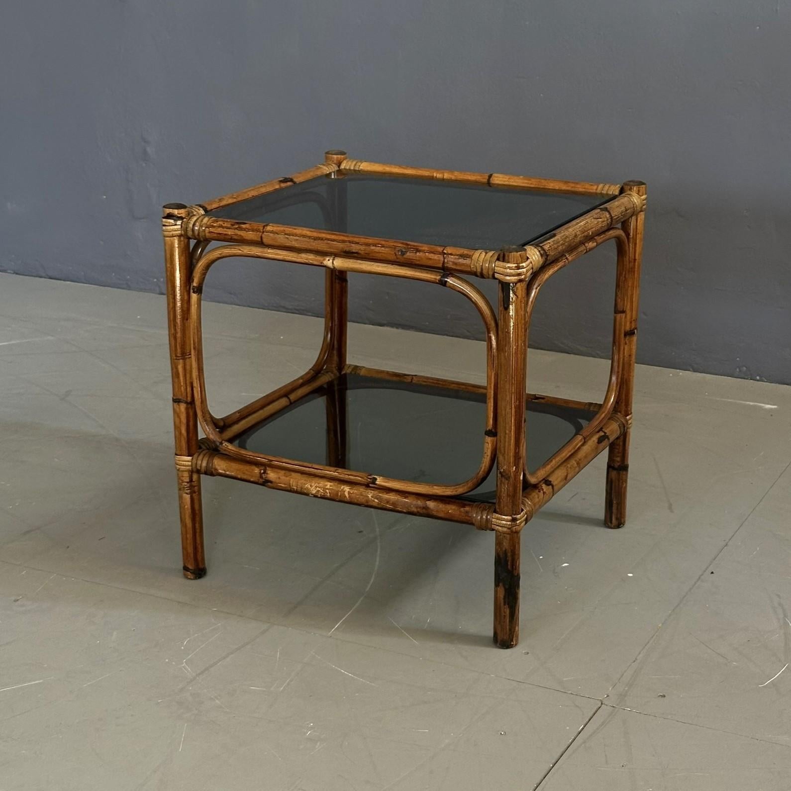 Mid-Century Modern Table basse en bambou, avec deux étagères en verre fumé, années 1970, fabrication italienne en vente