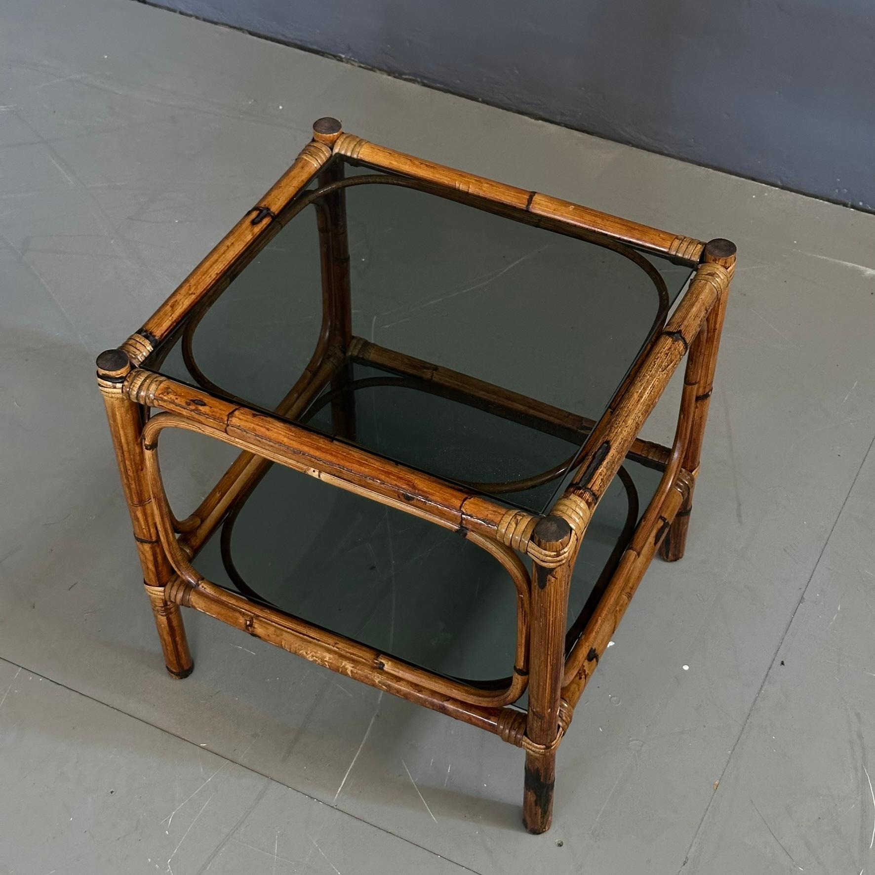 Table basse en bambou, avec deux étagères en verre fumé, années 1970, fabrication italienne Bon état - En vente à Milan, IT