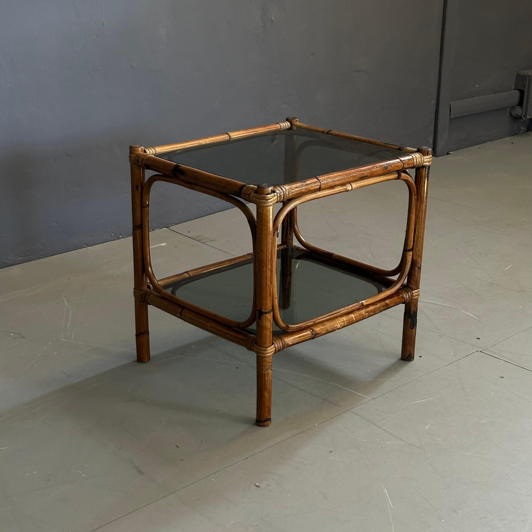 Fin du 20e siècle Table basse en bambou, avec deux étagères en verre fumé, années 1970, fabrication italienne en vente