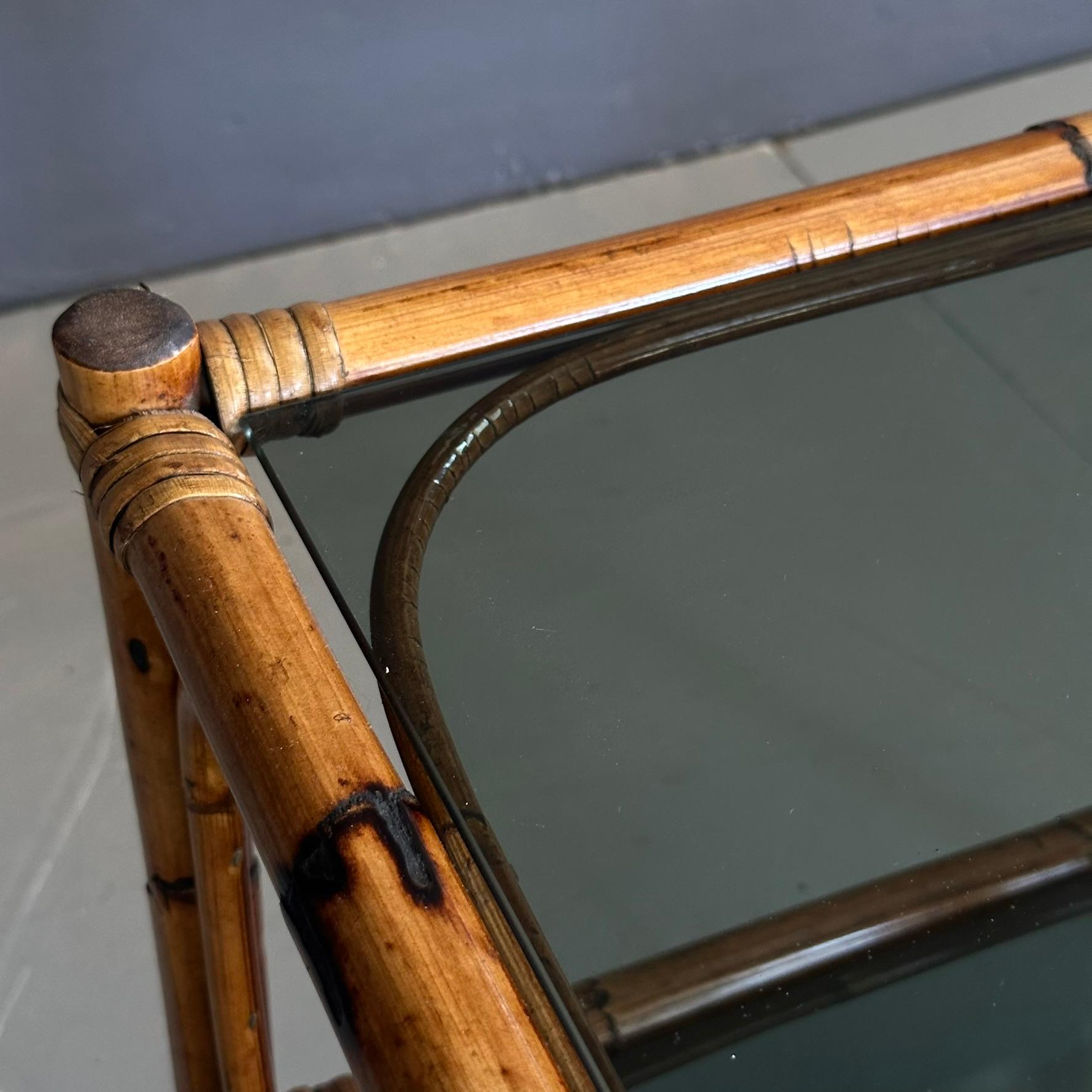 Bambou Table basse en bambou, avec deux étagères en verre fumé, années 1970, fabrication italienne en vente