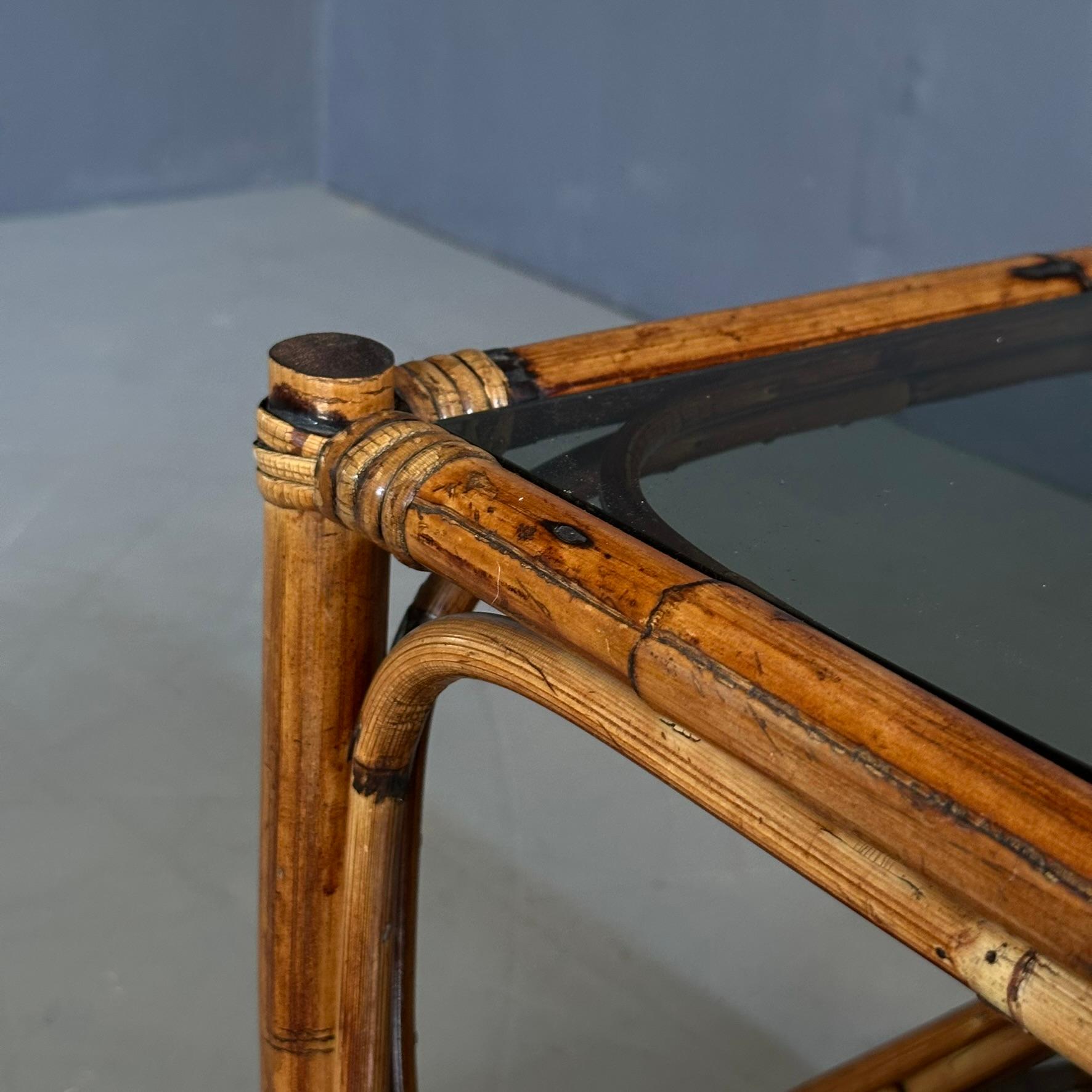 Table basse en bambou, avec deux étagères en verre fumé, années 1970, fabrication italienne en vente 2