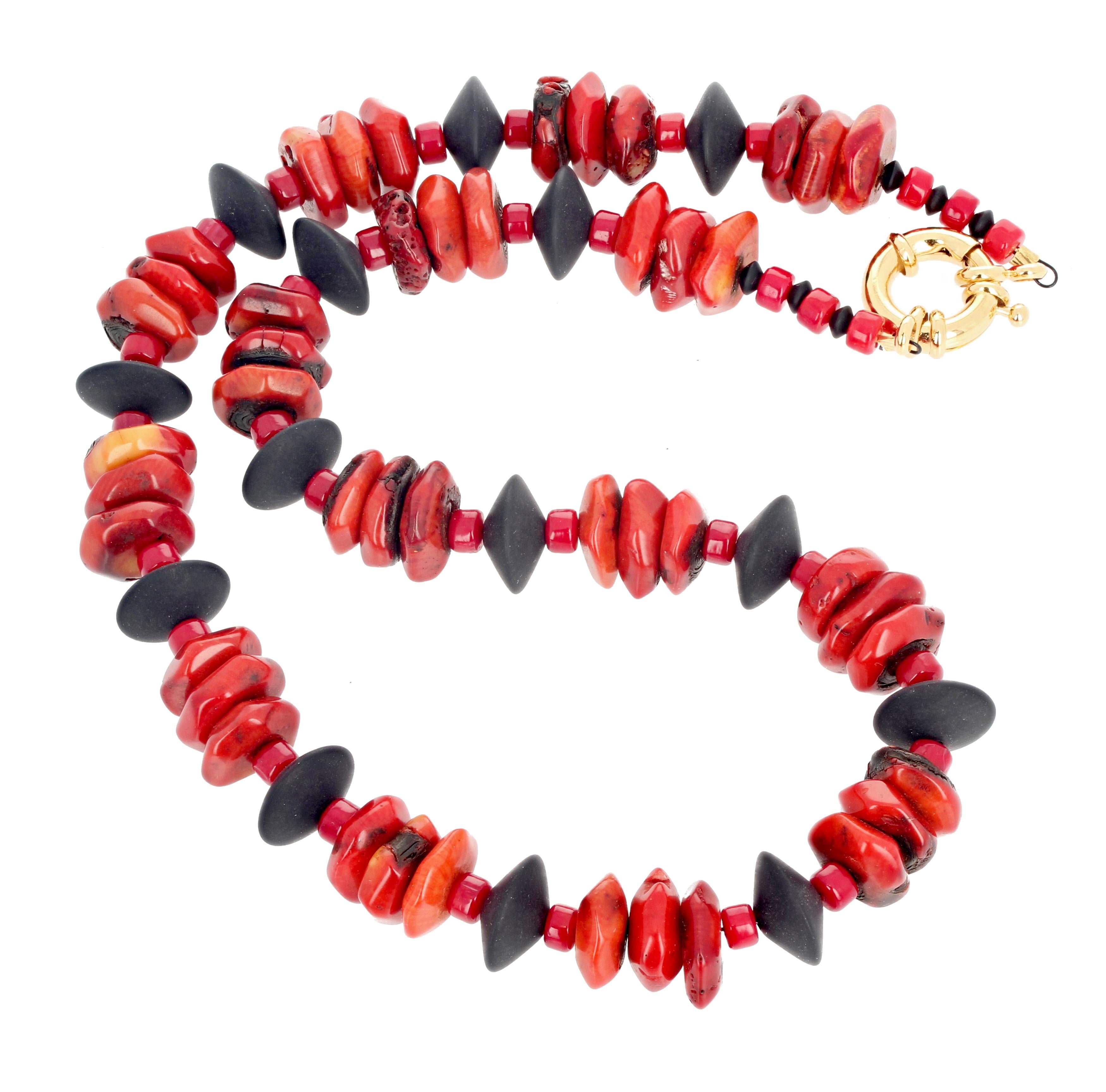 Donna Collana AJD Dramatically Super Chic in corallo e onice nera da 19,5