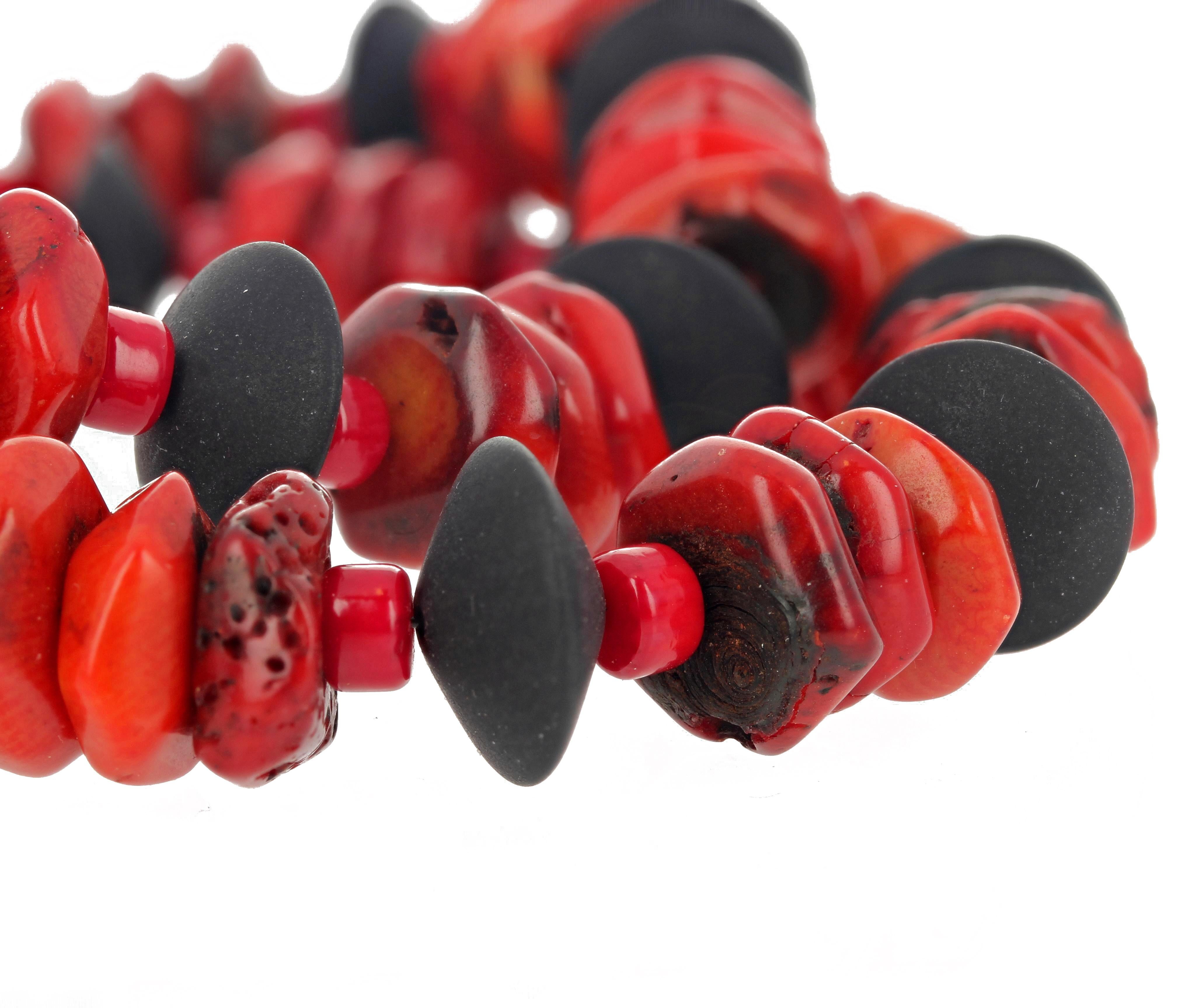 Collana AJD Dramatically Super Chic in corallo e onice nera da 19,5