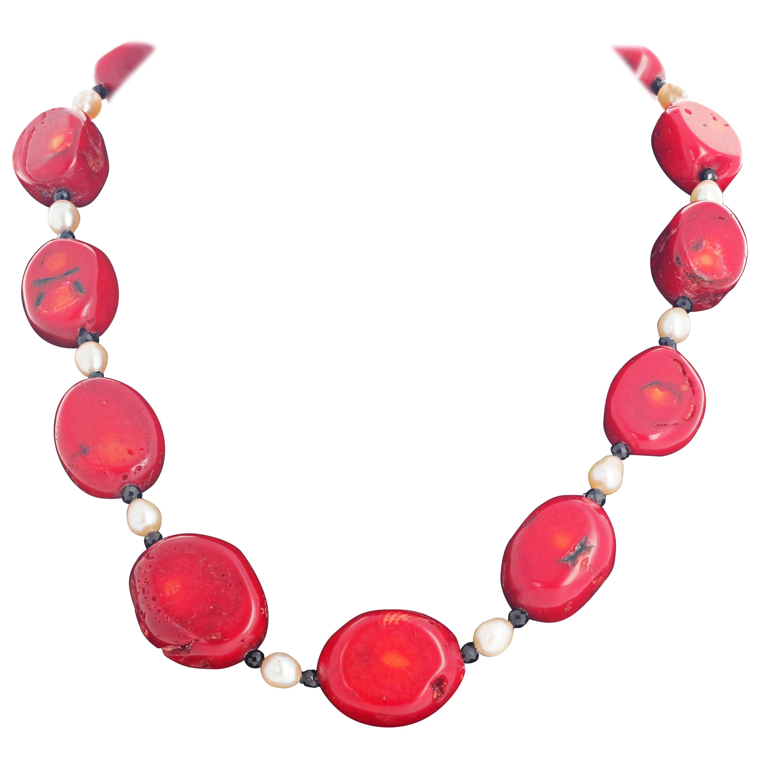 Collana di corallo naturale di bambù e perle vere, leggermente graduata e arricchita da minuscole gemme scintillanti con taglio a scacchiera e Spinello nero naturale, con chiusura a gancio placcata oro 