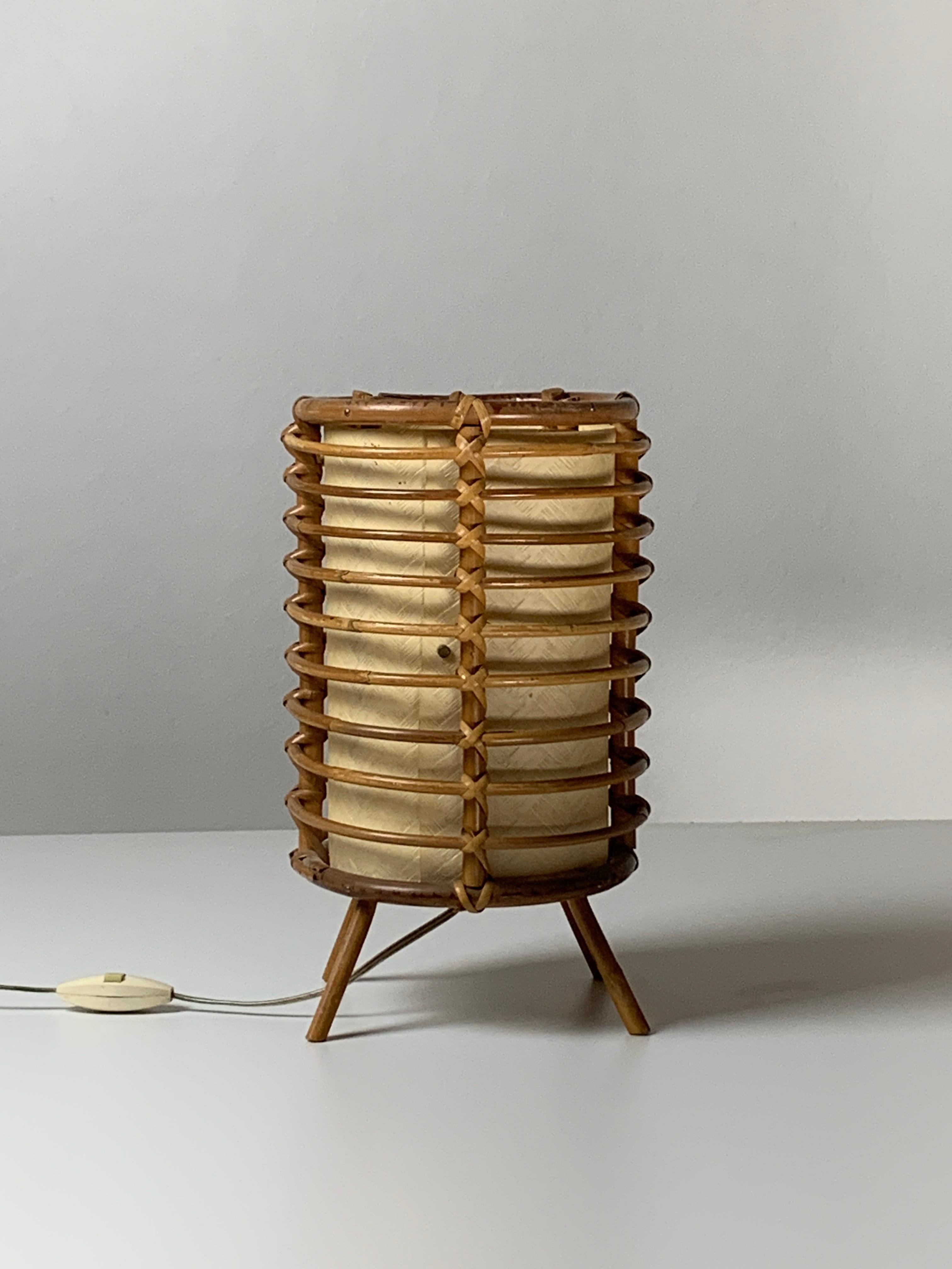 Lámpara de mesa cilíndrica de bambú de Louis Sognot, Francia Años 50 en venta 3